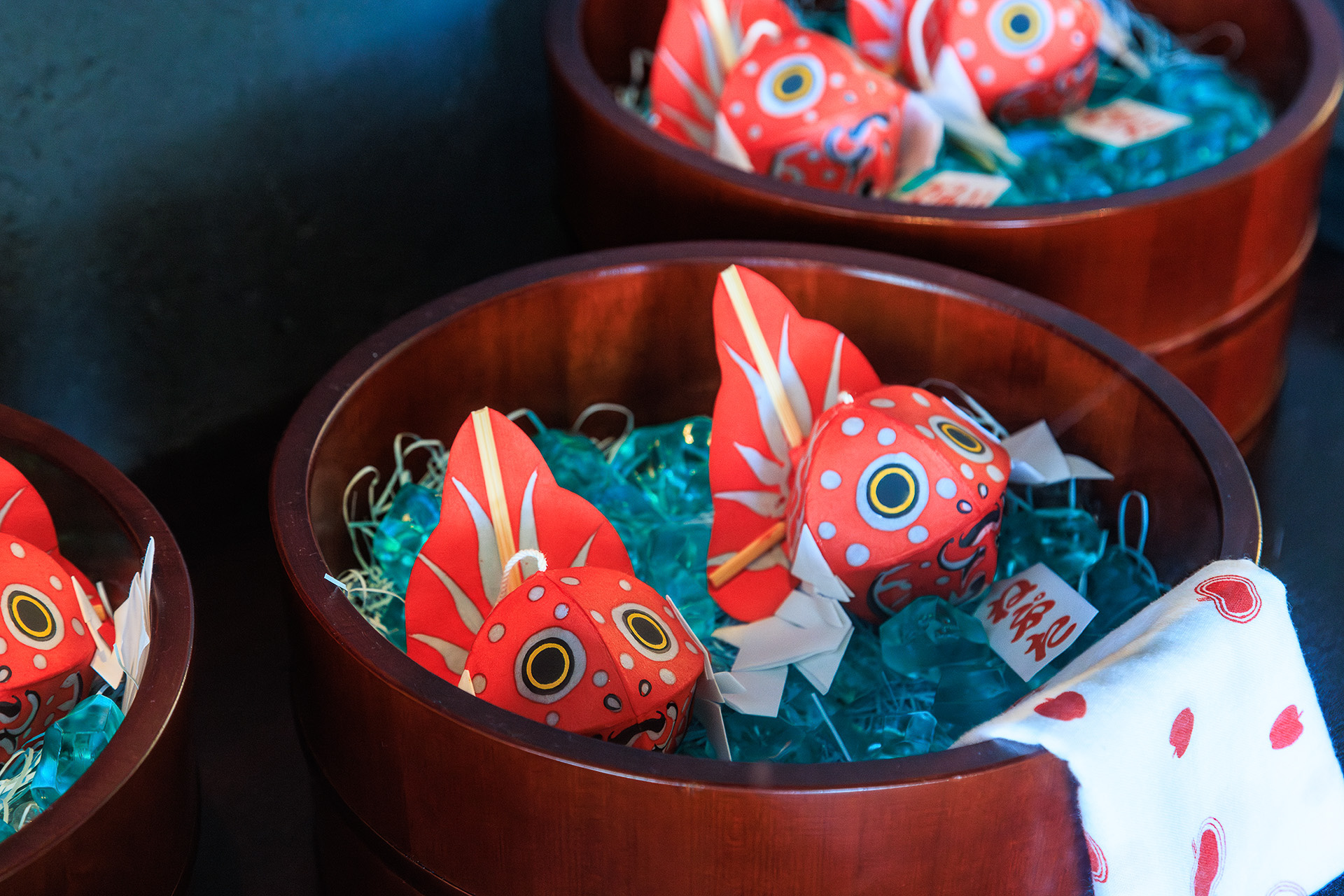 傍らにはかわいいミニチュアサイズの金魚ねぷたも