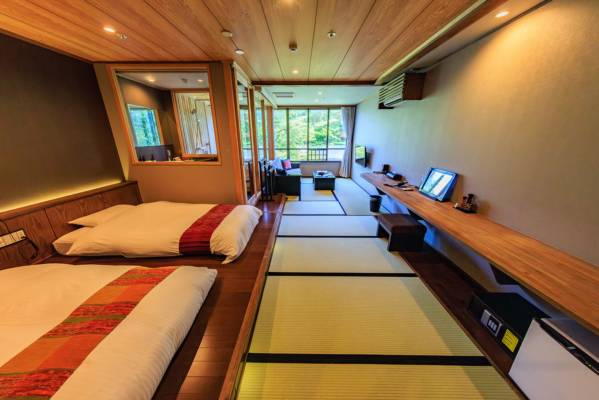 「あずまし 半露天風呂付」。部屋に入るとヒバの香りに包まれる