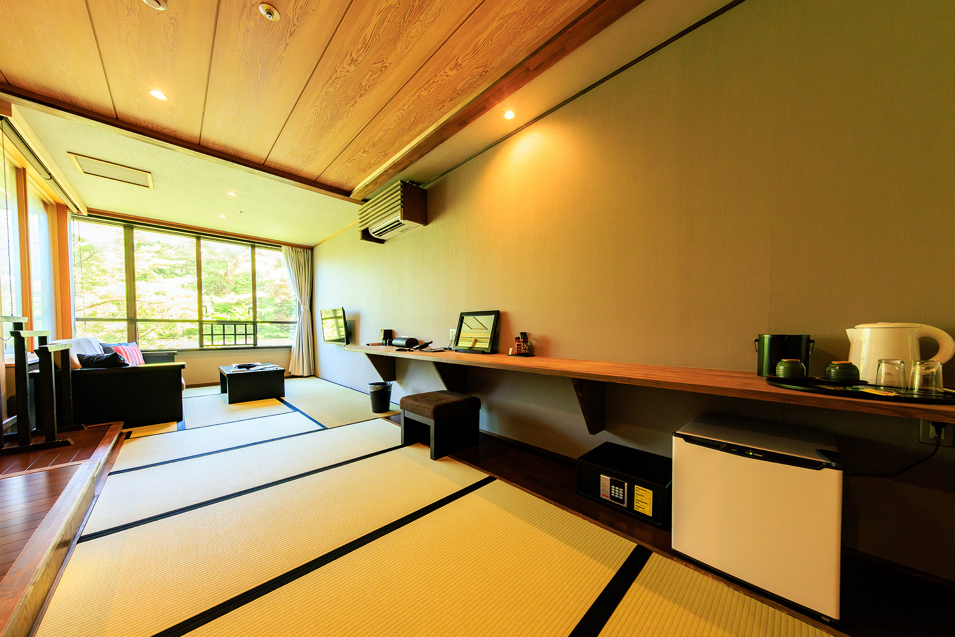 中程にカウンター、窓側にはソファがある