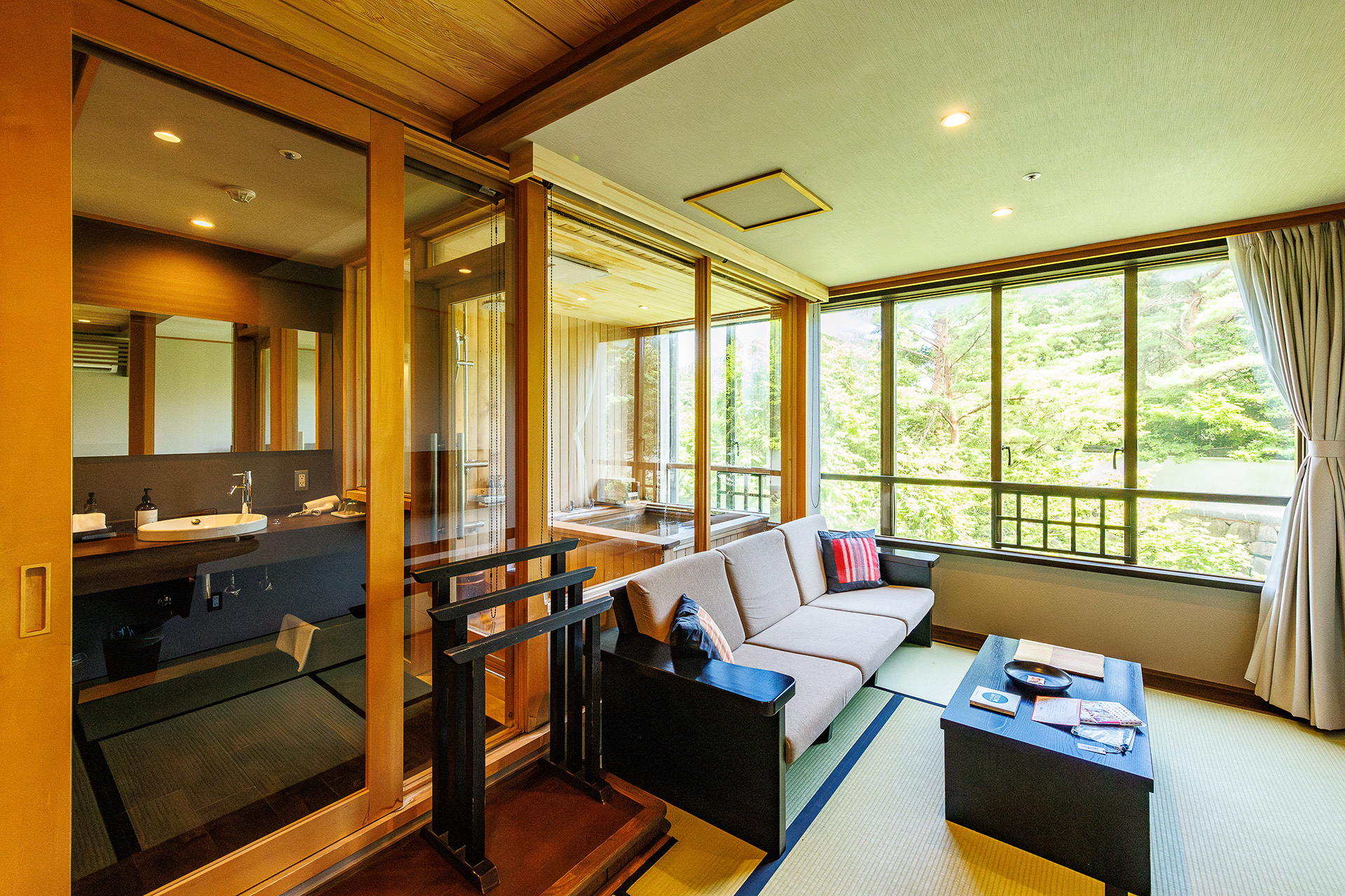 ソファ後方が半露天風呂