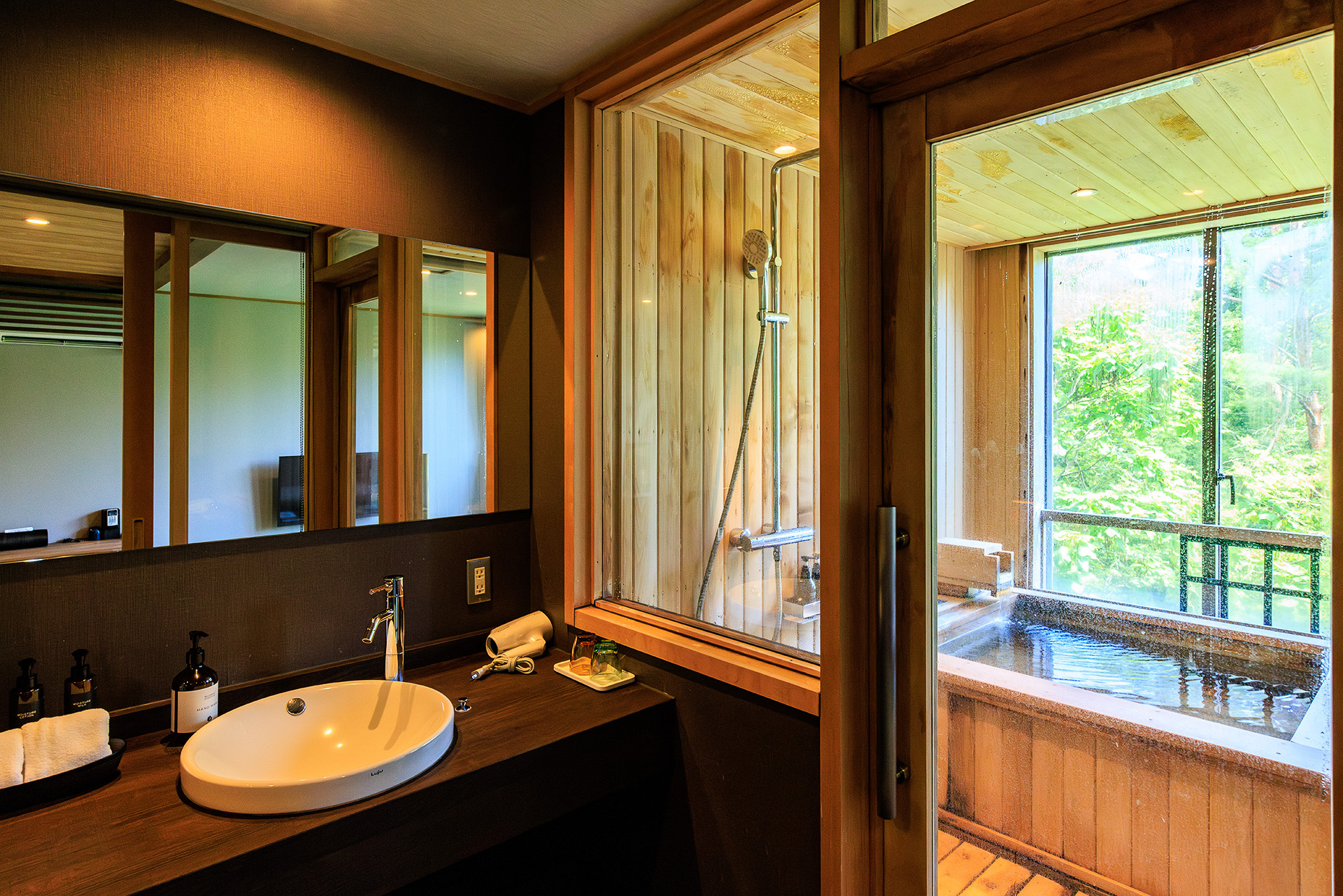 ガラス戸を開けると洗面所、その奥がお風呂になっている