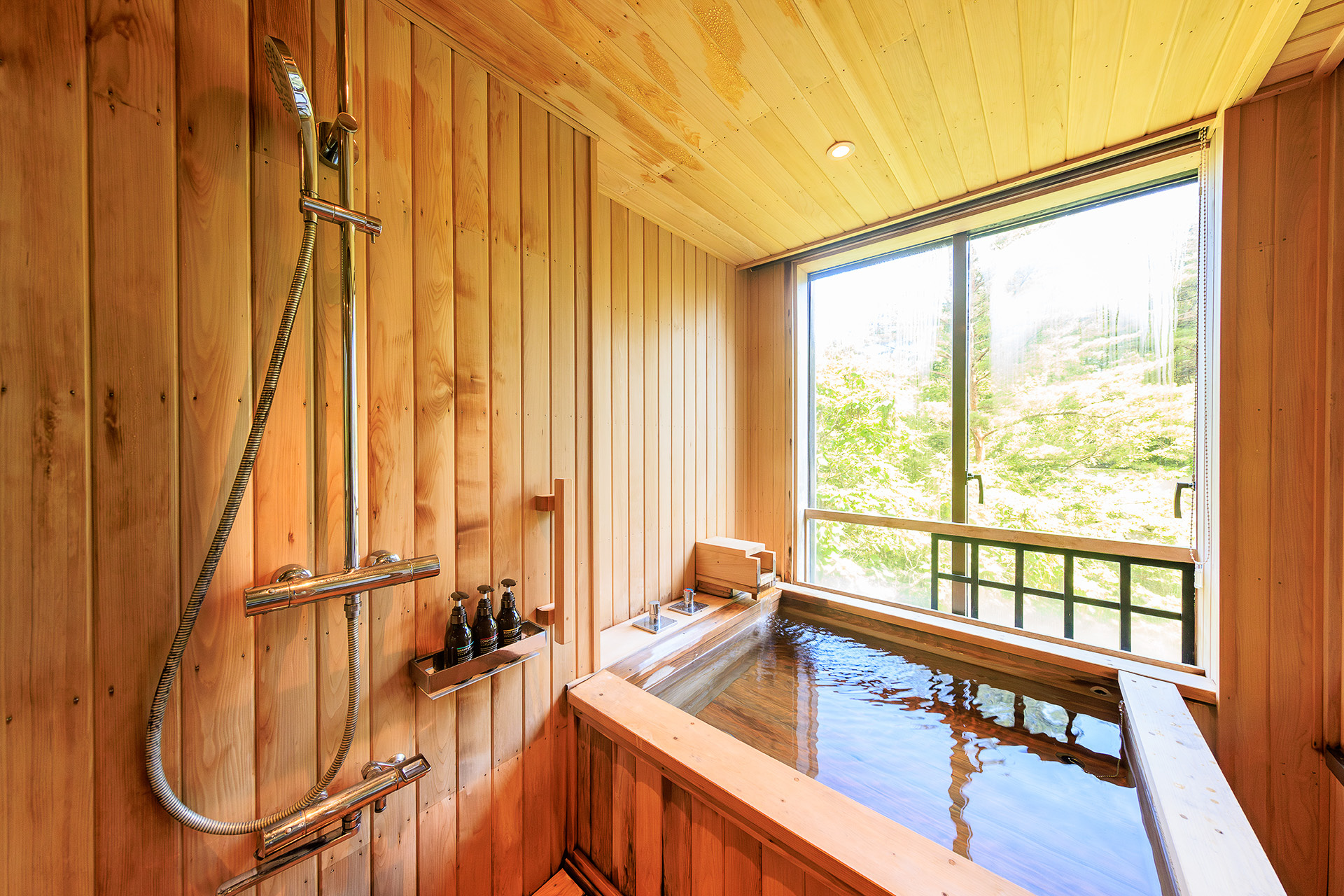 ヒバの木をふんだんに使ったお風呂