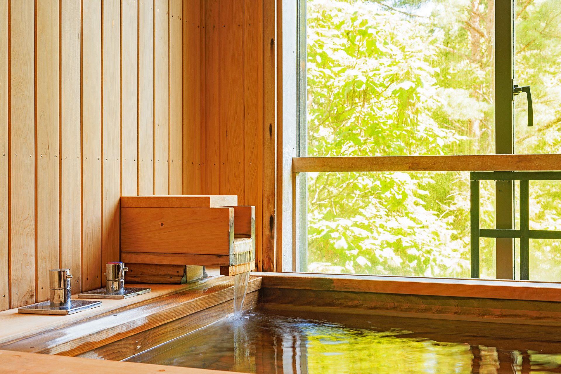 わずかな水音を立て湯船にお湯が流れ込む。見ているだけでも至福のひととき