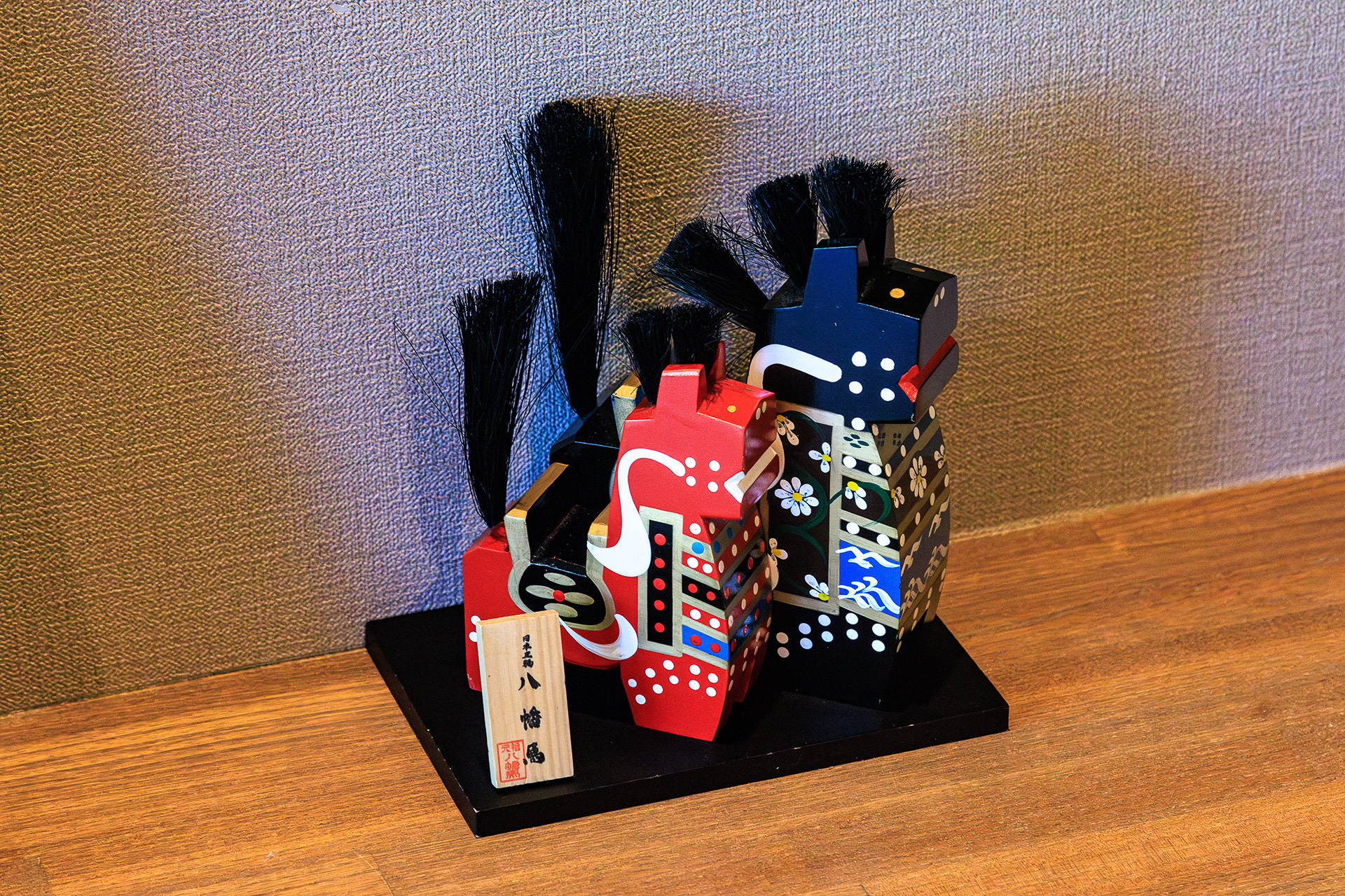 カウンターの上には青森県南部地方の伝統工芸品「八幡馬（やわたうま）」の置物