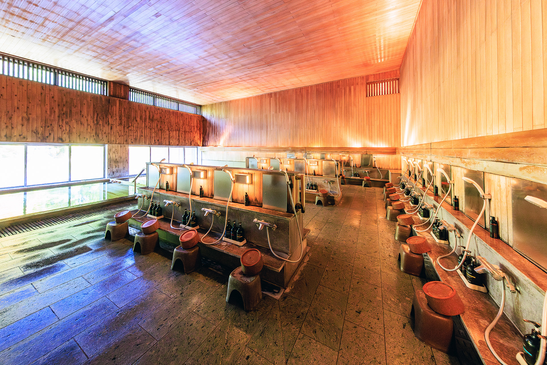 内湯は青森ヒバを随所に使ったヒバ湯。ちなみに写真は男湯だ（当然だけど）