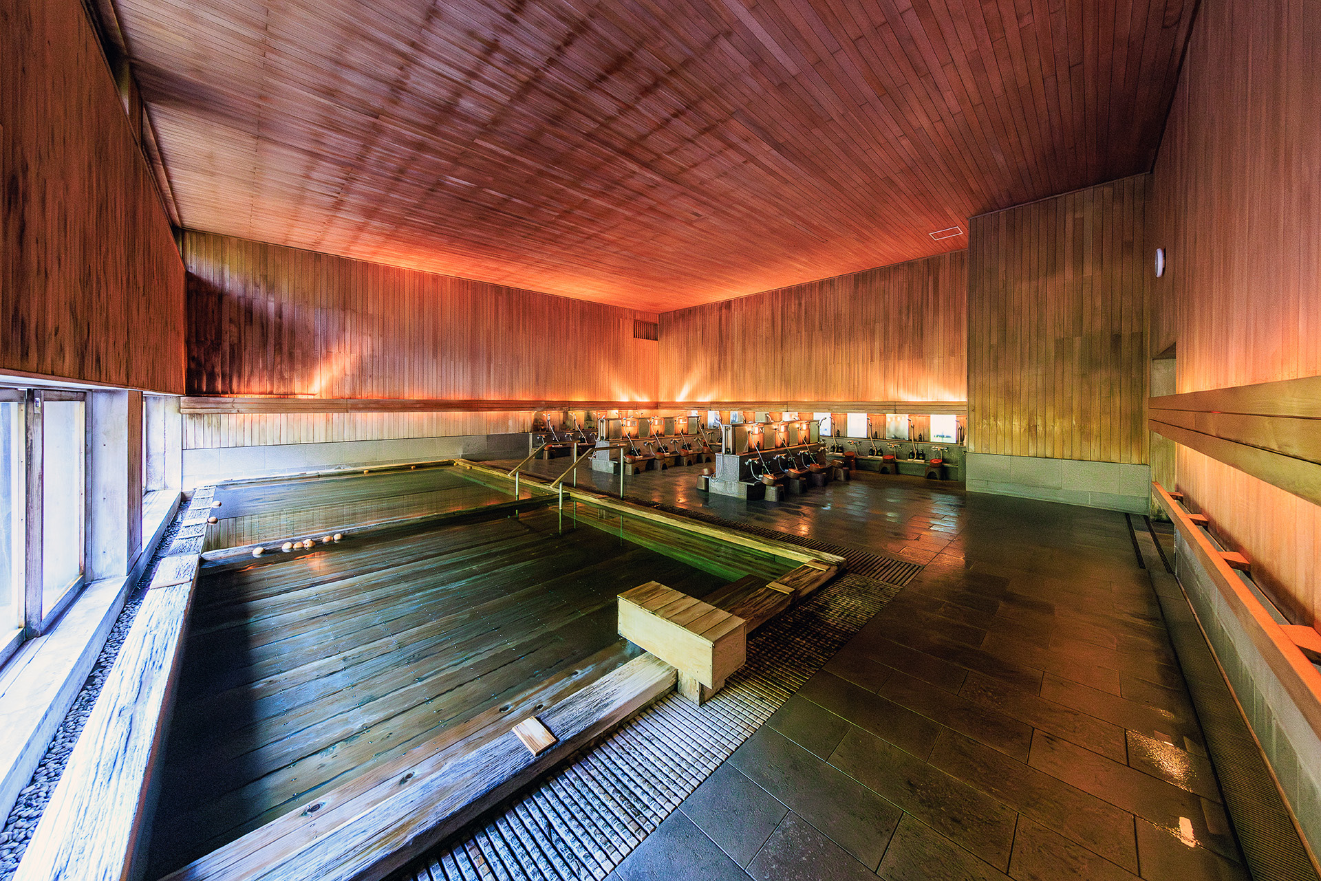 ふたつの湯船は温度が異なる設定