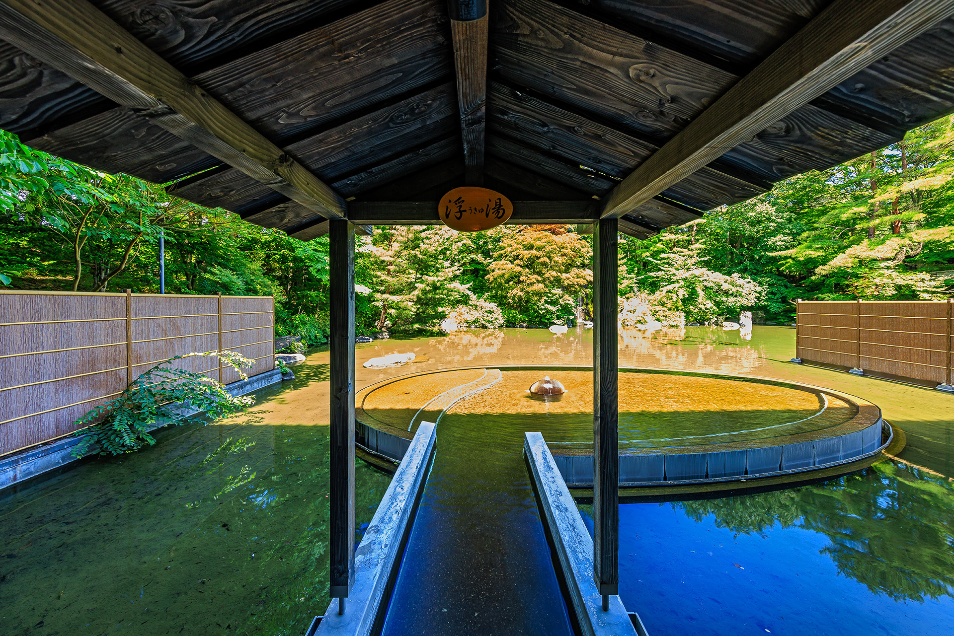 池に張り出した浮湯
