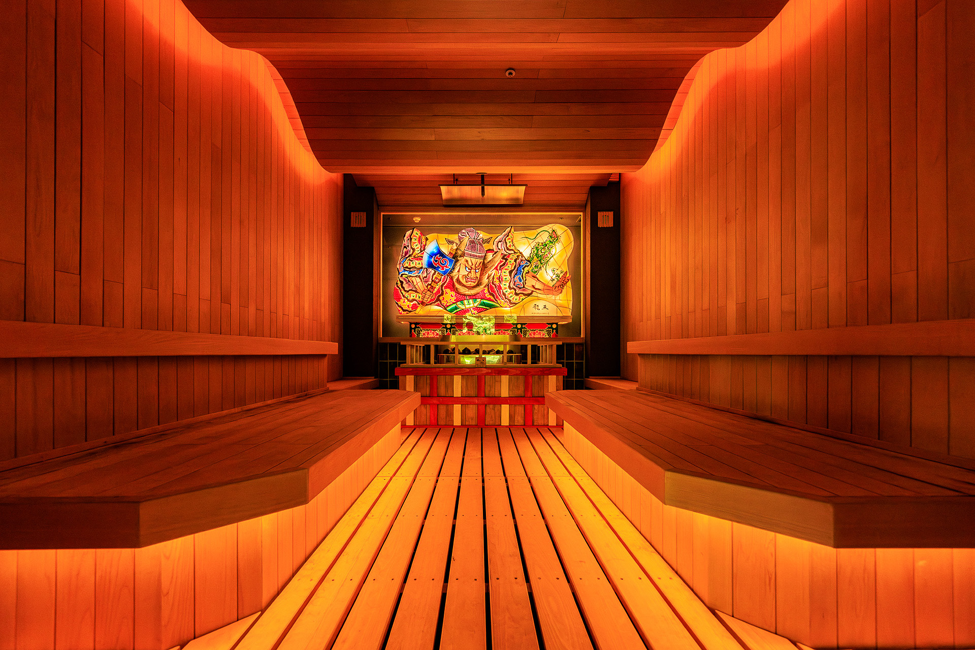 青森ヒバを使ったサウナ室の正面にねぶたが据えられている