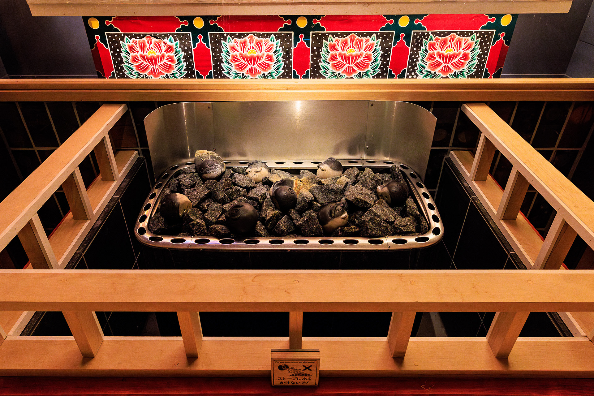 サウナストーンのなかには金魚ねぷたを模したモノも