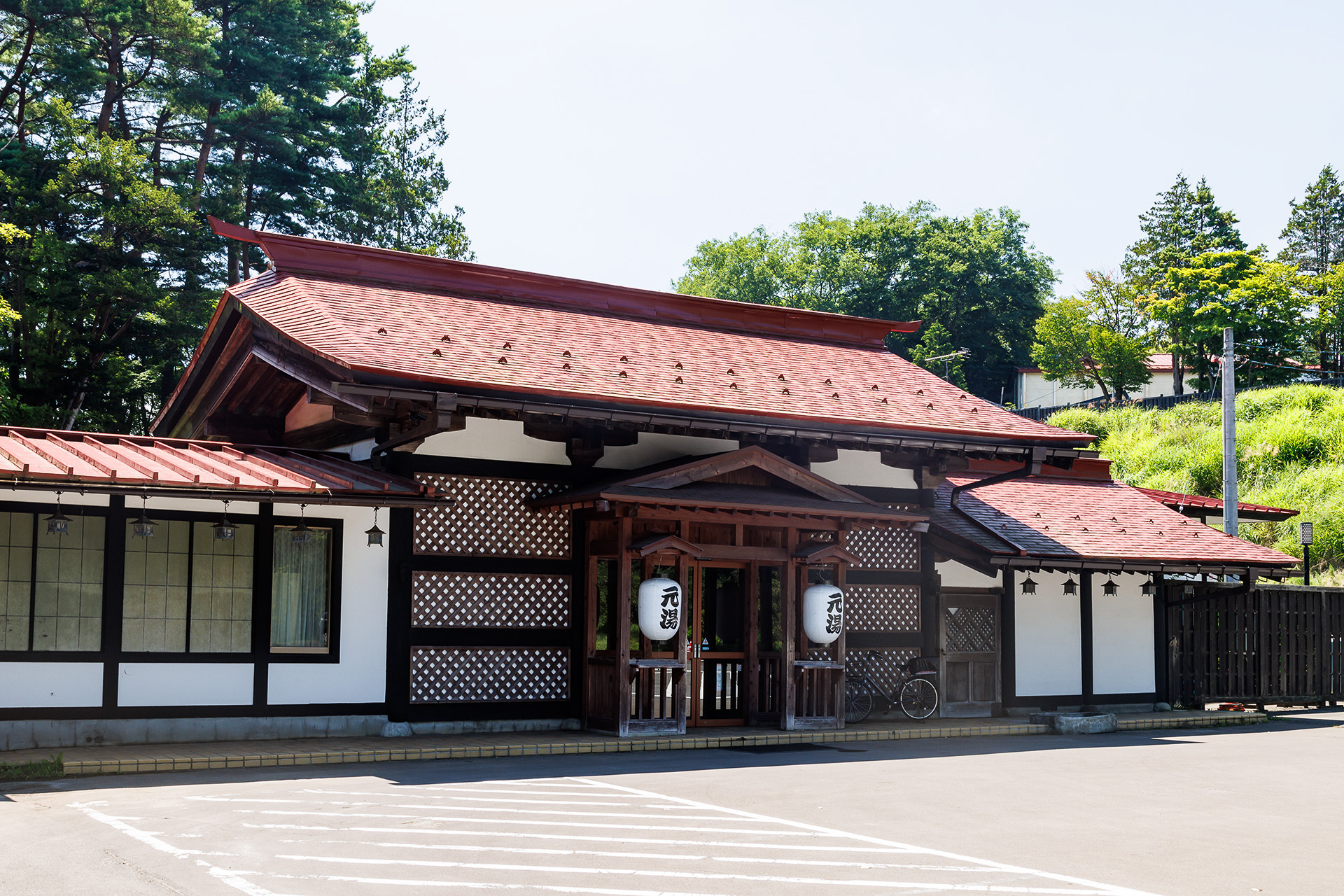 三沢駅近くに位置する元湯