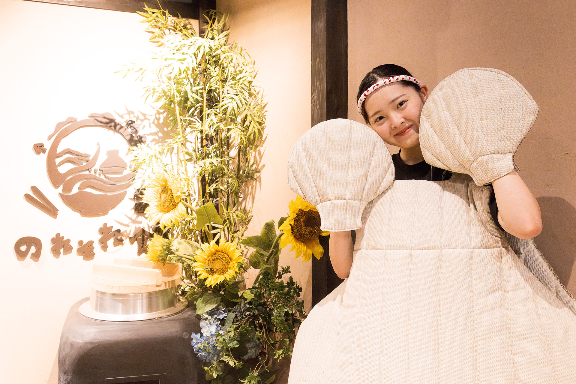 のれそれ食堂。入口でホタテ娘（勝手に命名）がお出迎えしてくれた