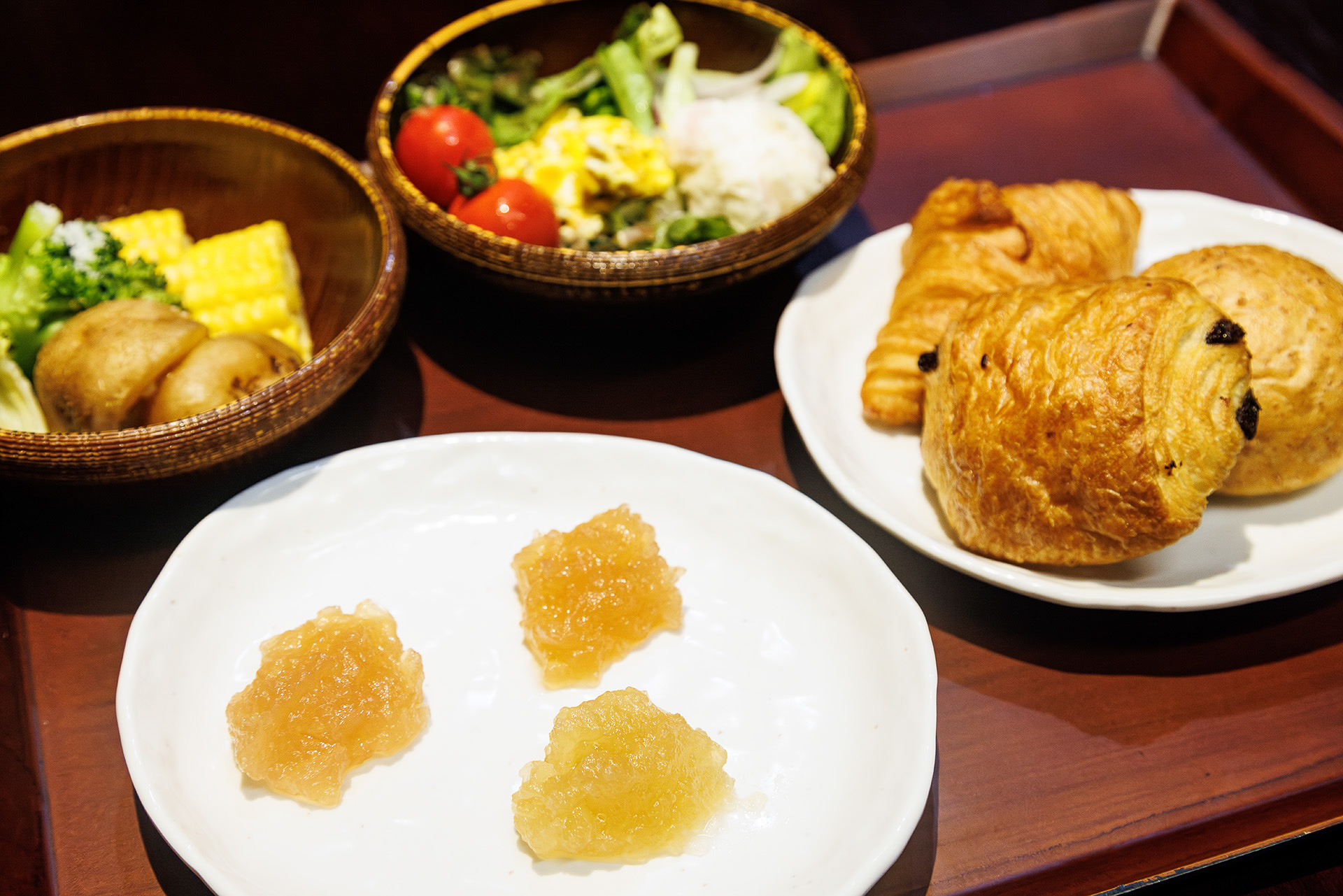 ビュッフェは品数豊富なこともあり脈絡のない選択になってしまった。こちらはオリジナルのりんごジャムを楽しむためのチョイス。ジャムは「王林」「紅玉」「ミックス」の3種類