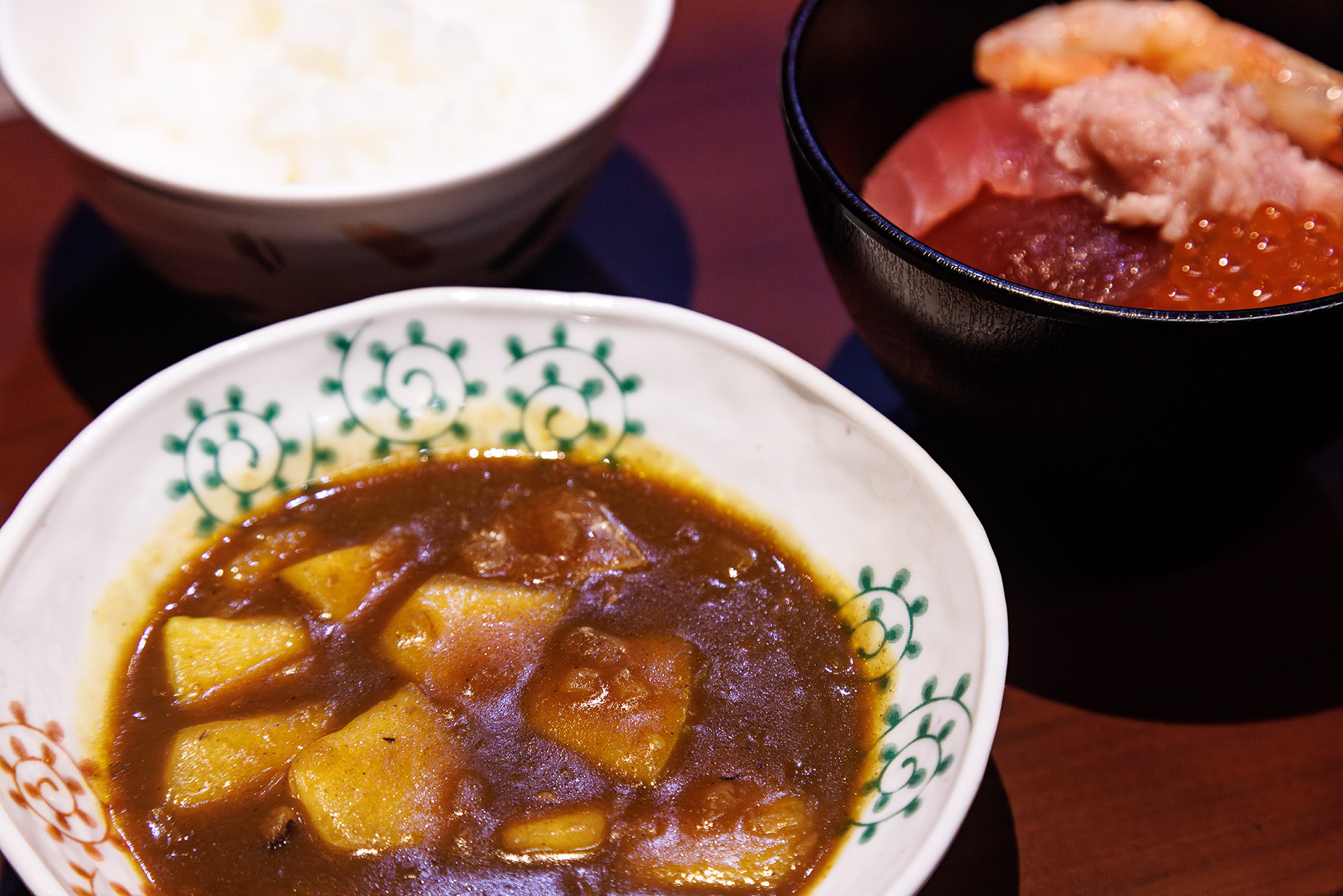 手前はりんごがゴロゴロ入ったりんごカレー。まぐろ、いくら、サーモン、イカ、ネギトロが用意されており朝から豪華な海鮮丼にもチャレンジ