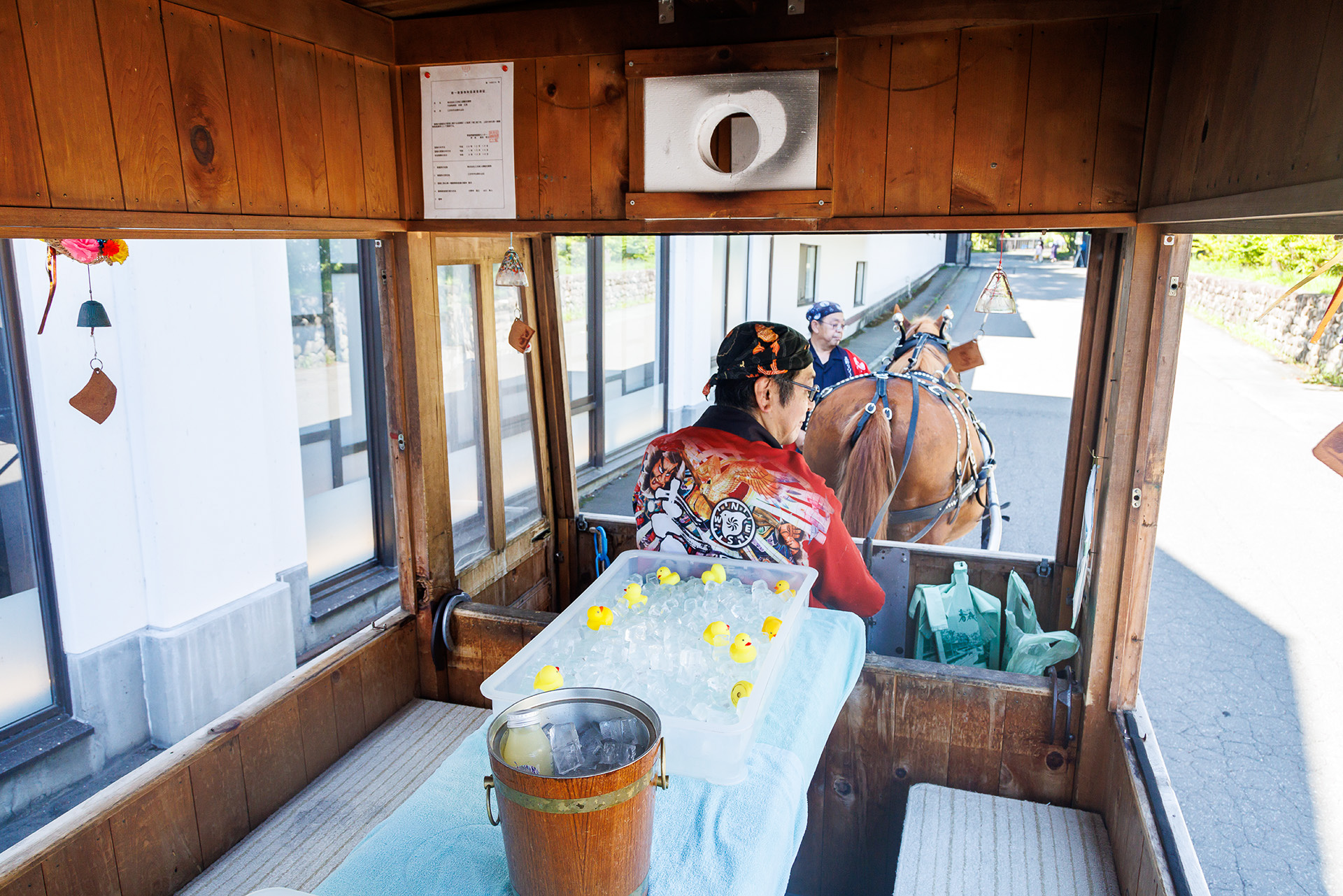 馬車のなかには氷が入った容器が置かれ涼しげな雰囲気。冬はだるまストーブが置かれるとか