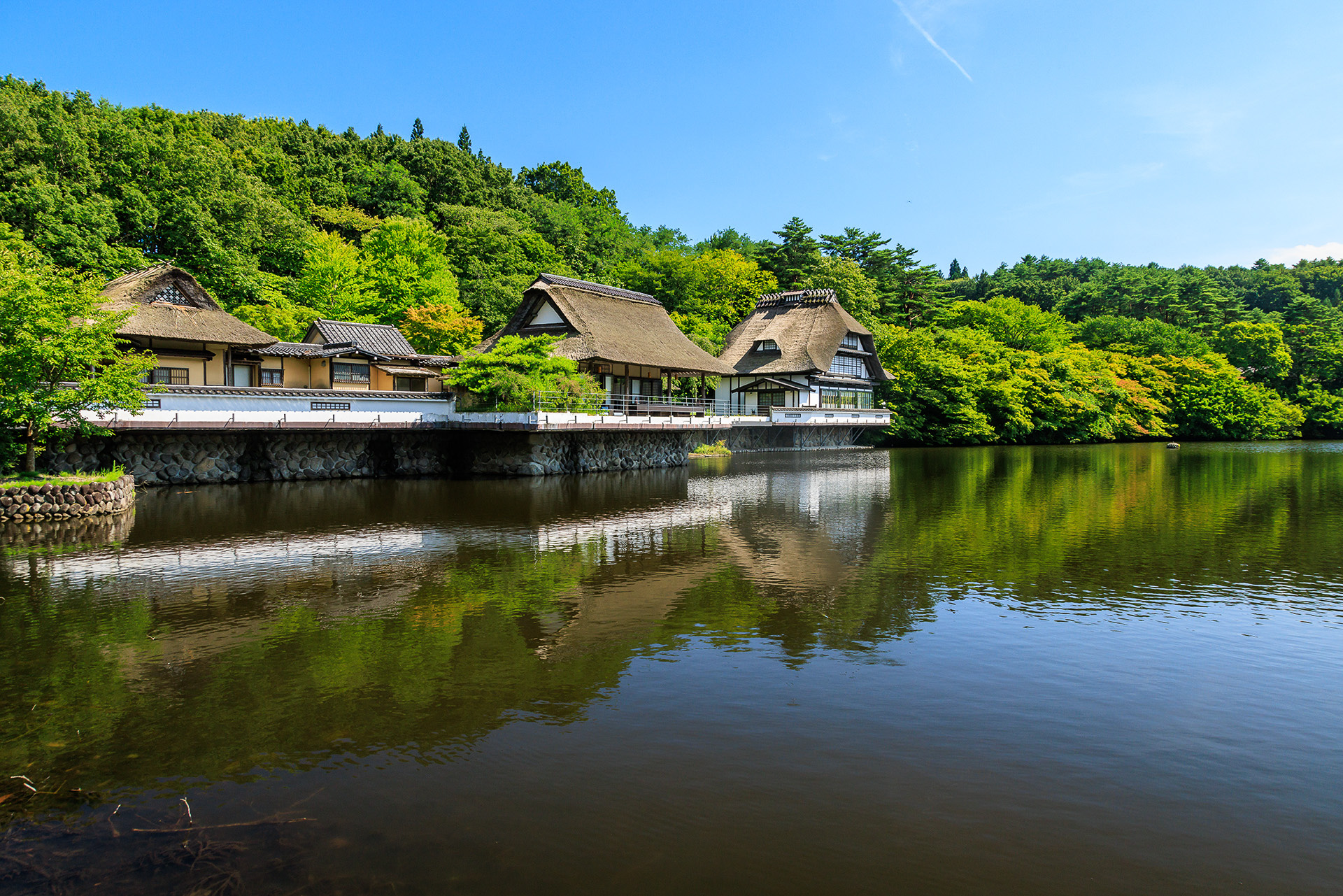 池の畔に建つ八幡馬ラウンジ