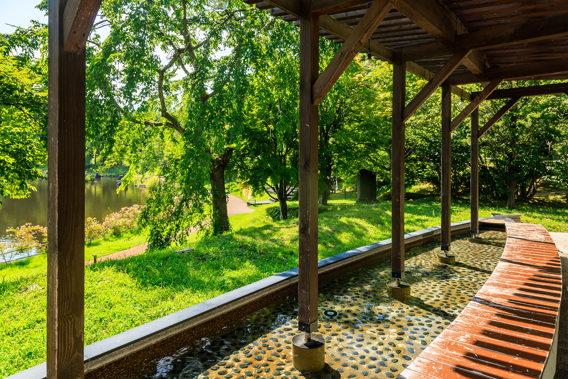 公園を眺める足湯。タオルも用意されているので散歩がてら気軽に利用できる