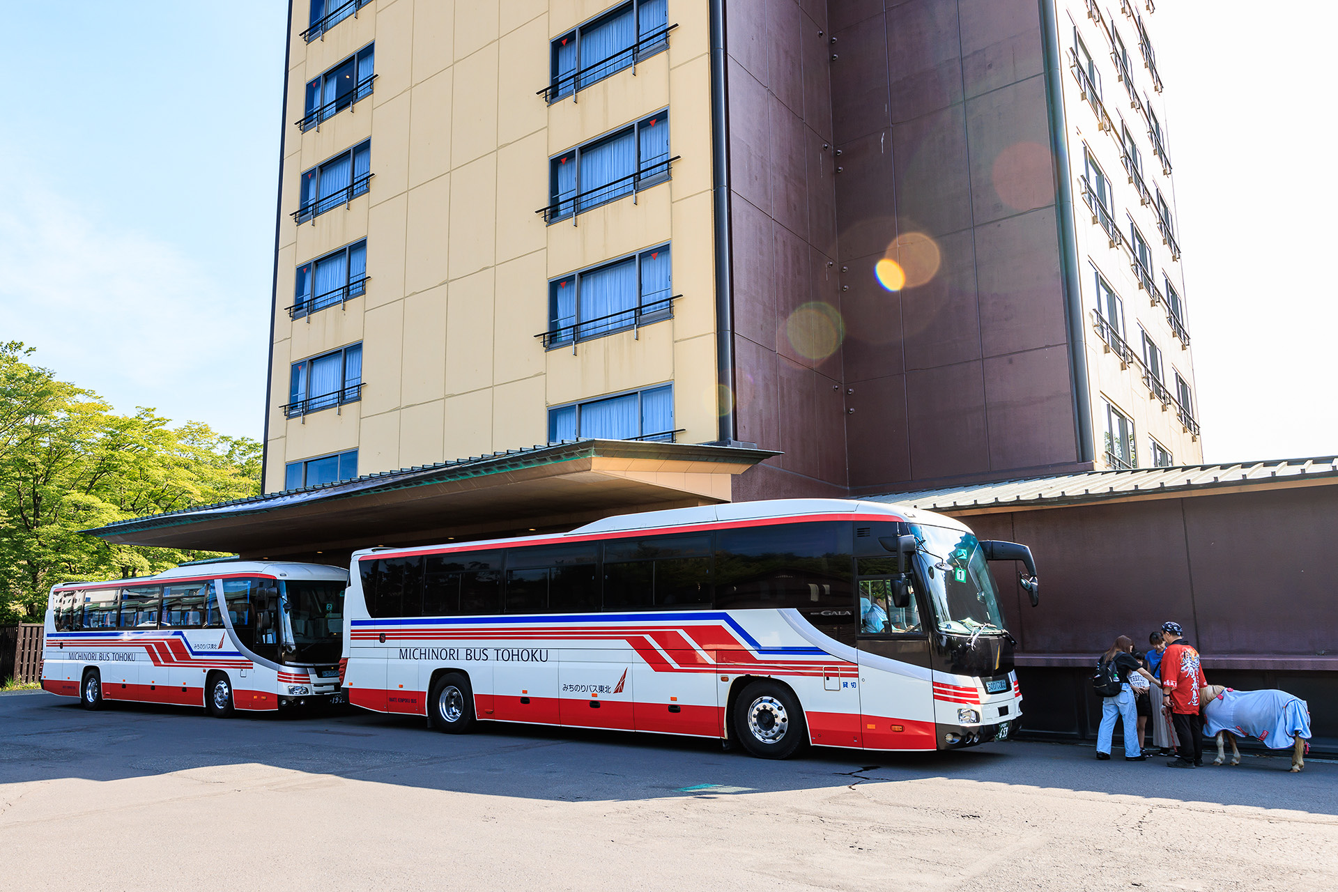 大型観光バス2台で出発