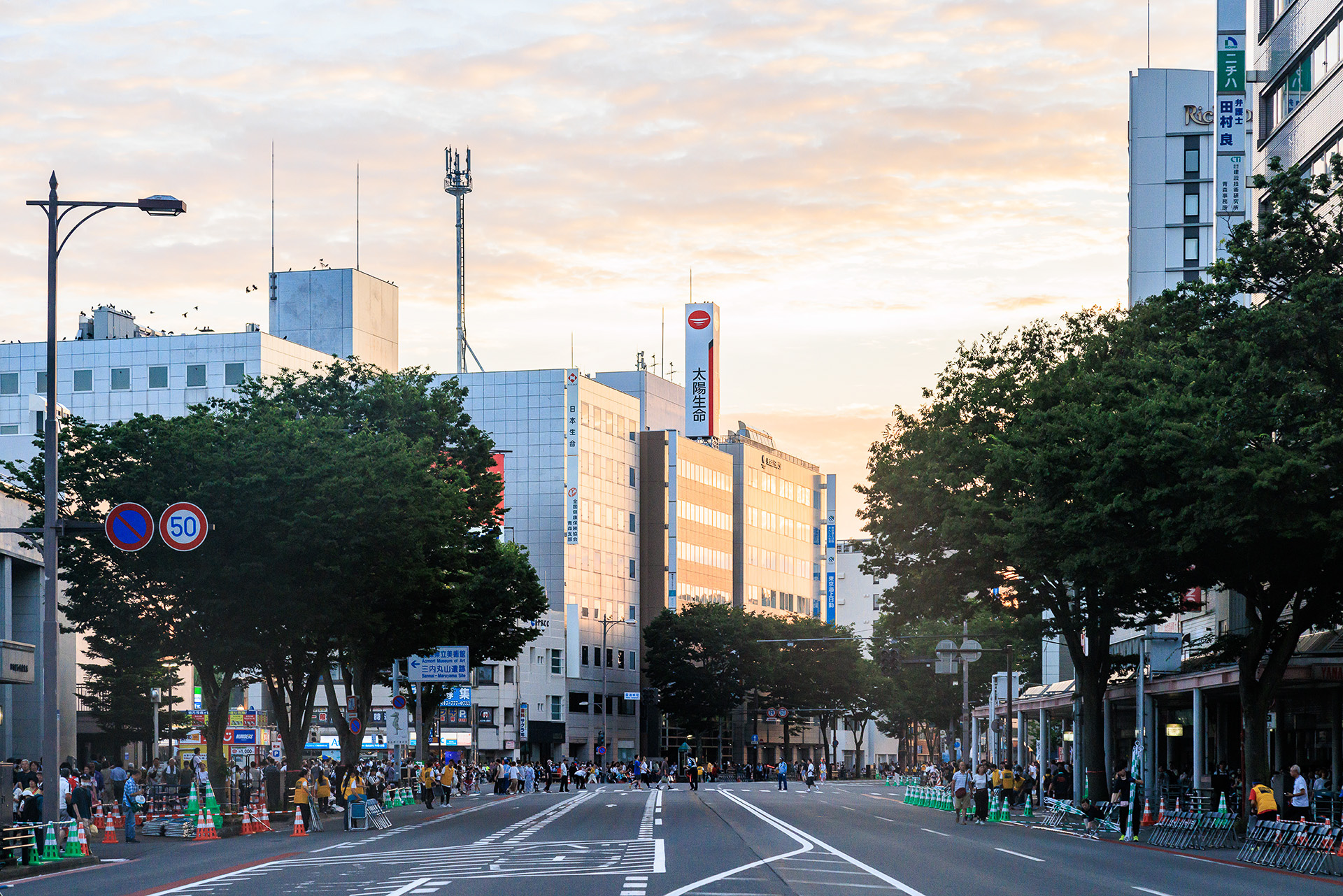 18時30分を過ぎると道路が通行止めに。歩道では観覧席を設置する準備が始まった