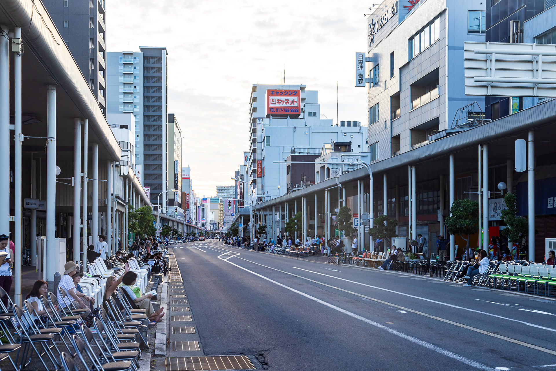 駅前の通りも通行止めに。手際のよさがスゴイ