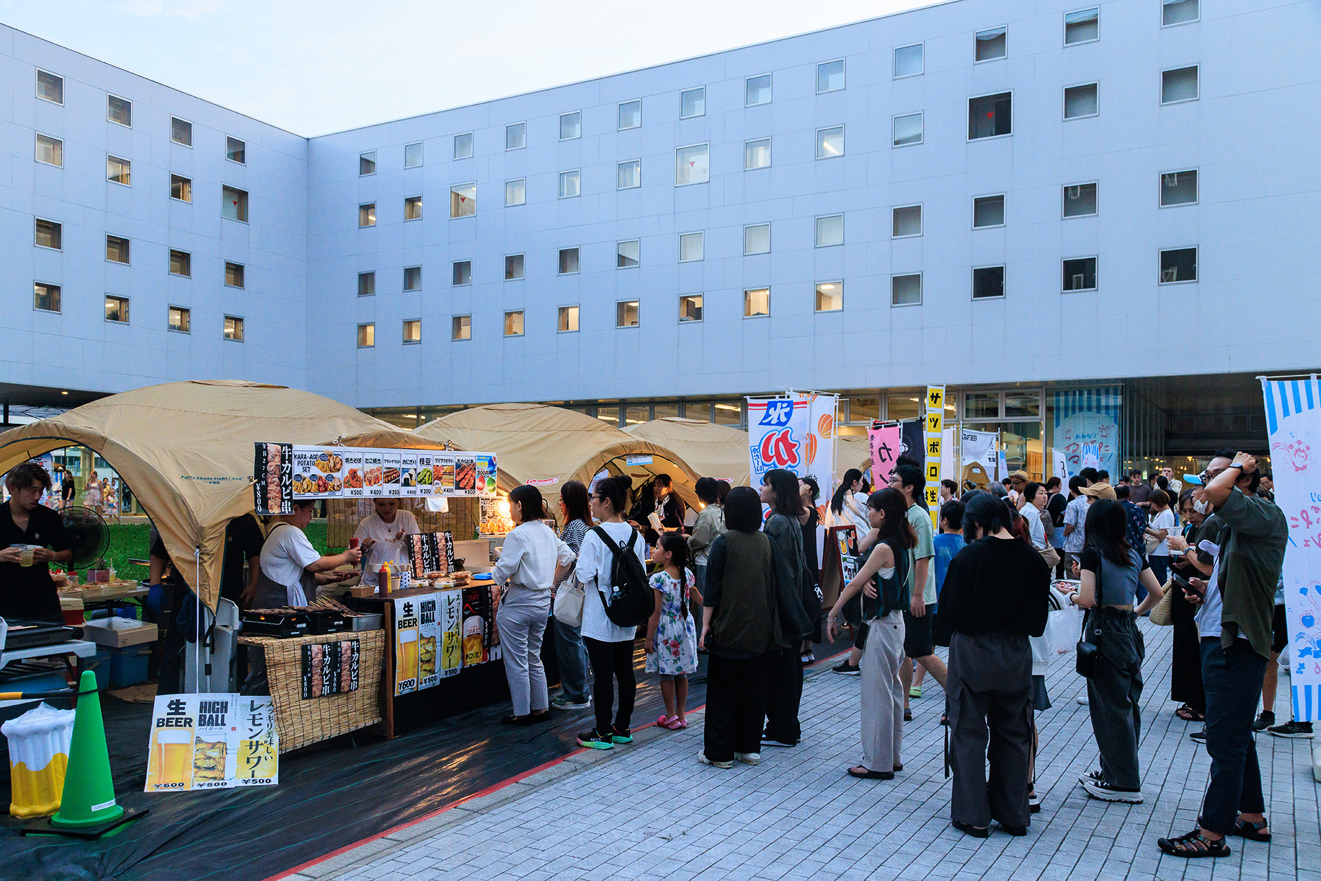 市役所前のスペースでは「あおもりねぶたマルシェ」を開催。青森グルメが楽しめる出店には長い列ができていた