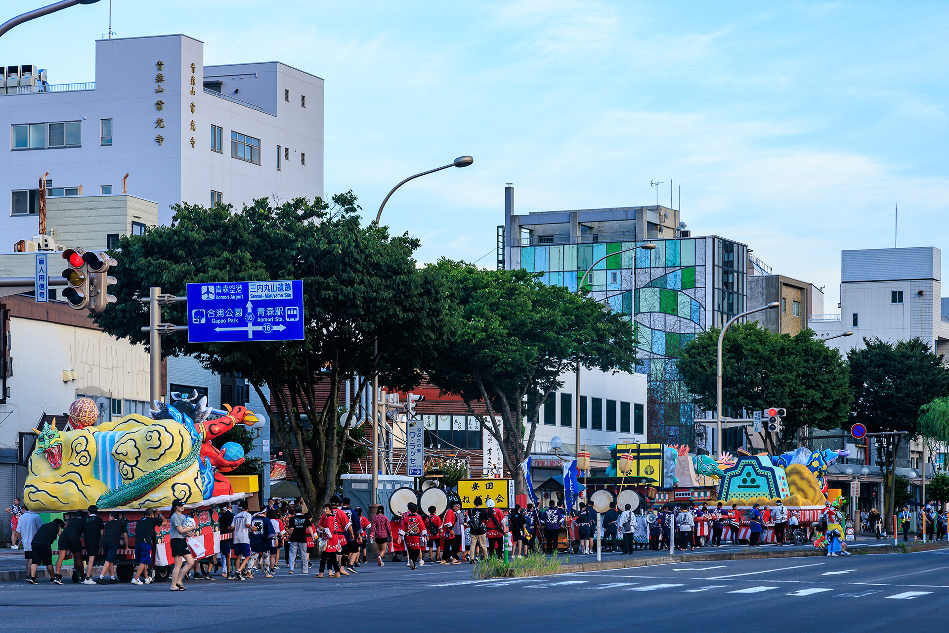 スタート地点のそばでは準備中のねぶたを見ることができる