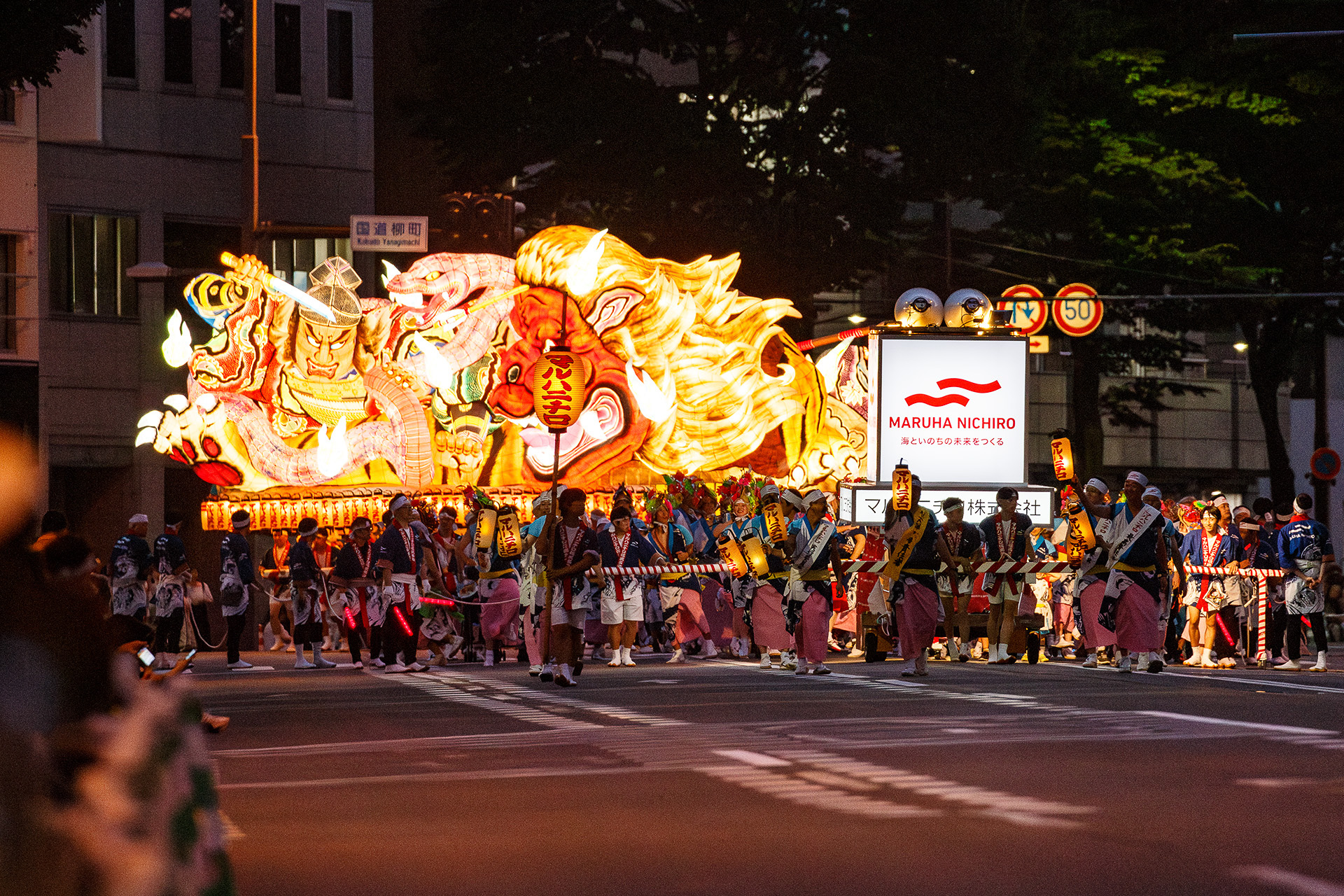 最初のねぶたが近づいてきた