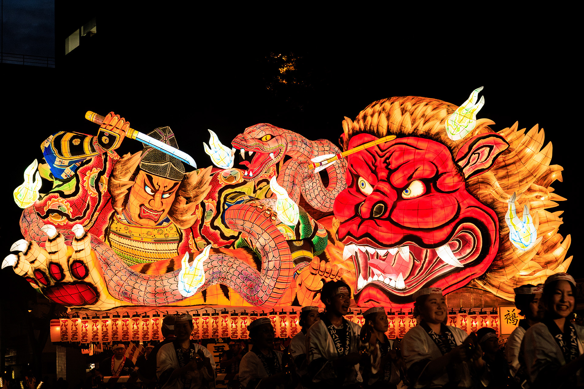 大型ねぶたが闇夜を彩る