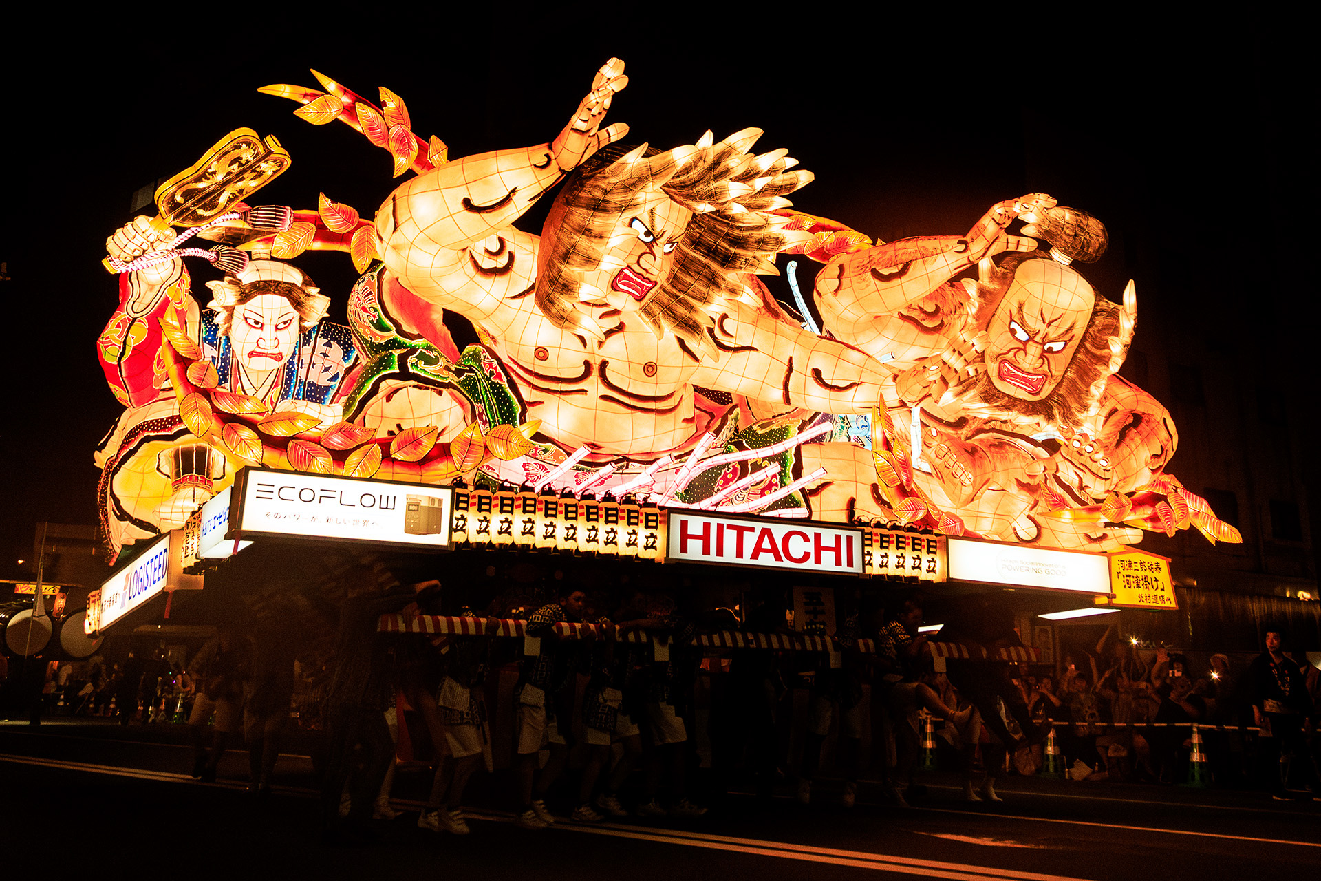 大型ねぶたが闇夜を彩る