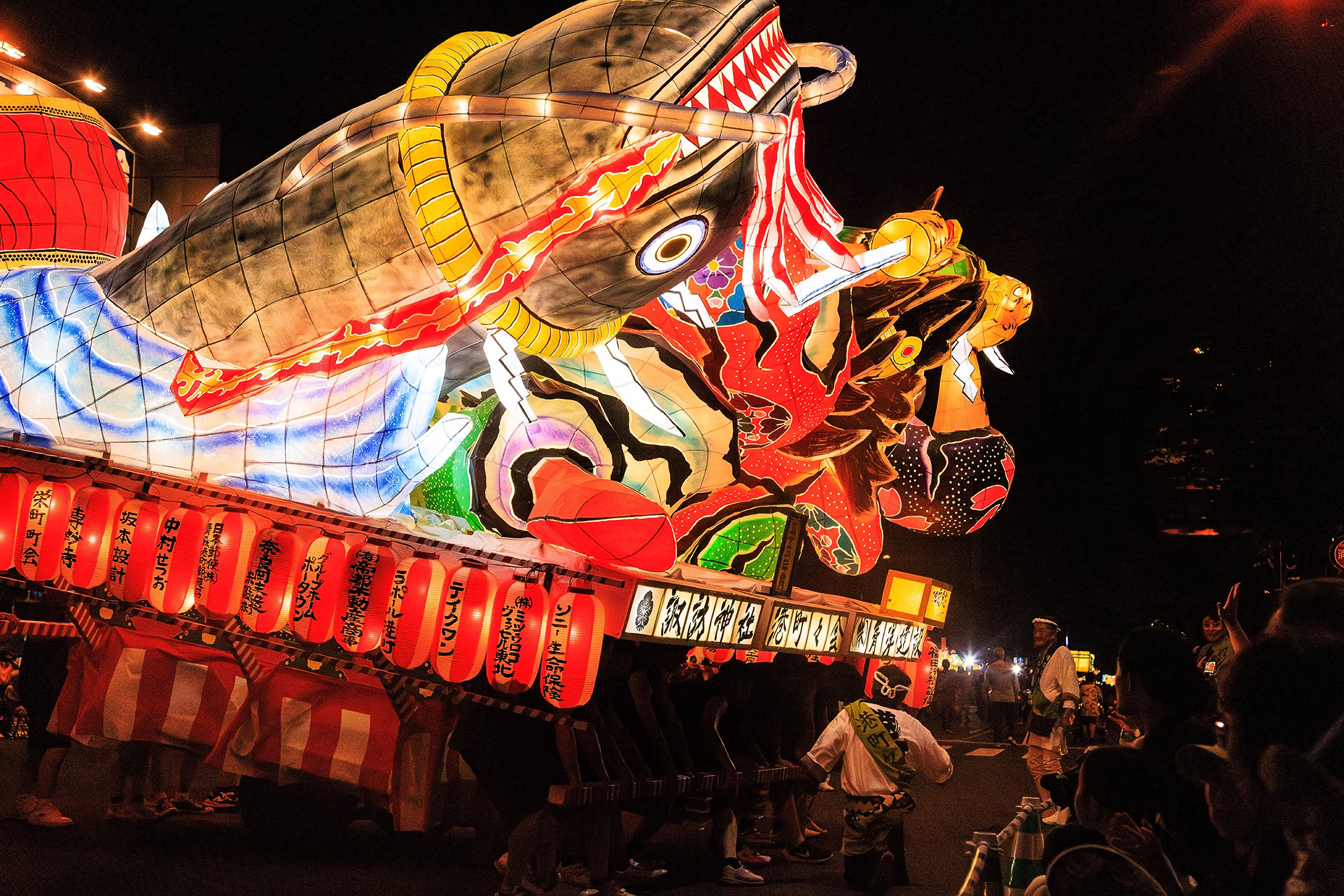 時には観覧席の目の前まで迫ってくる