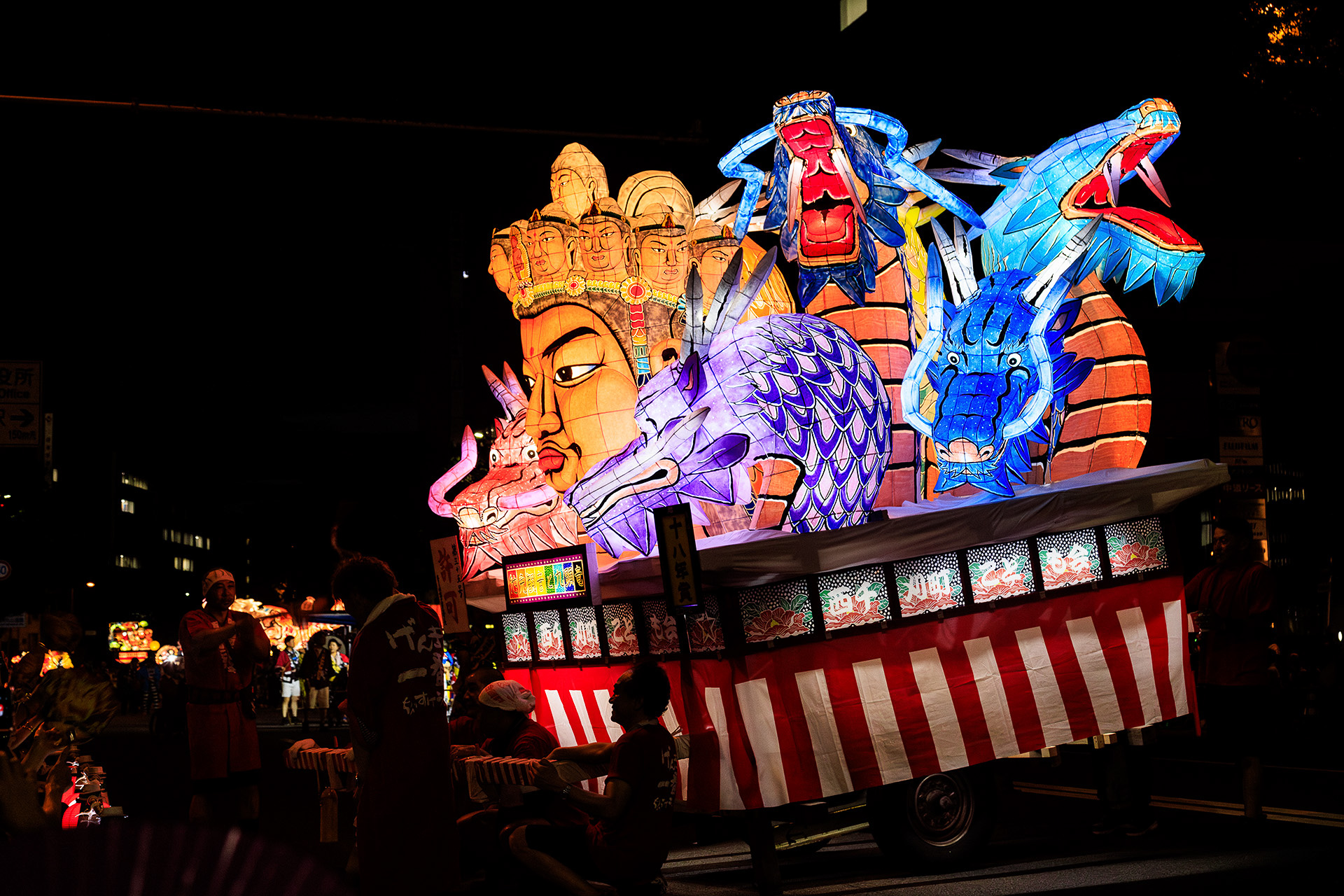 小回りが利くためか小型のねぶたは軽快に動き回る