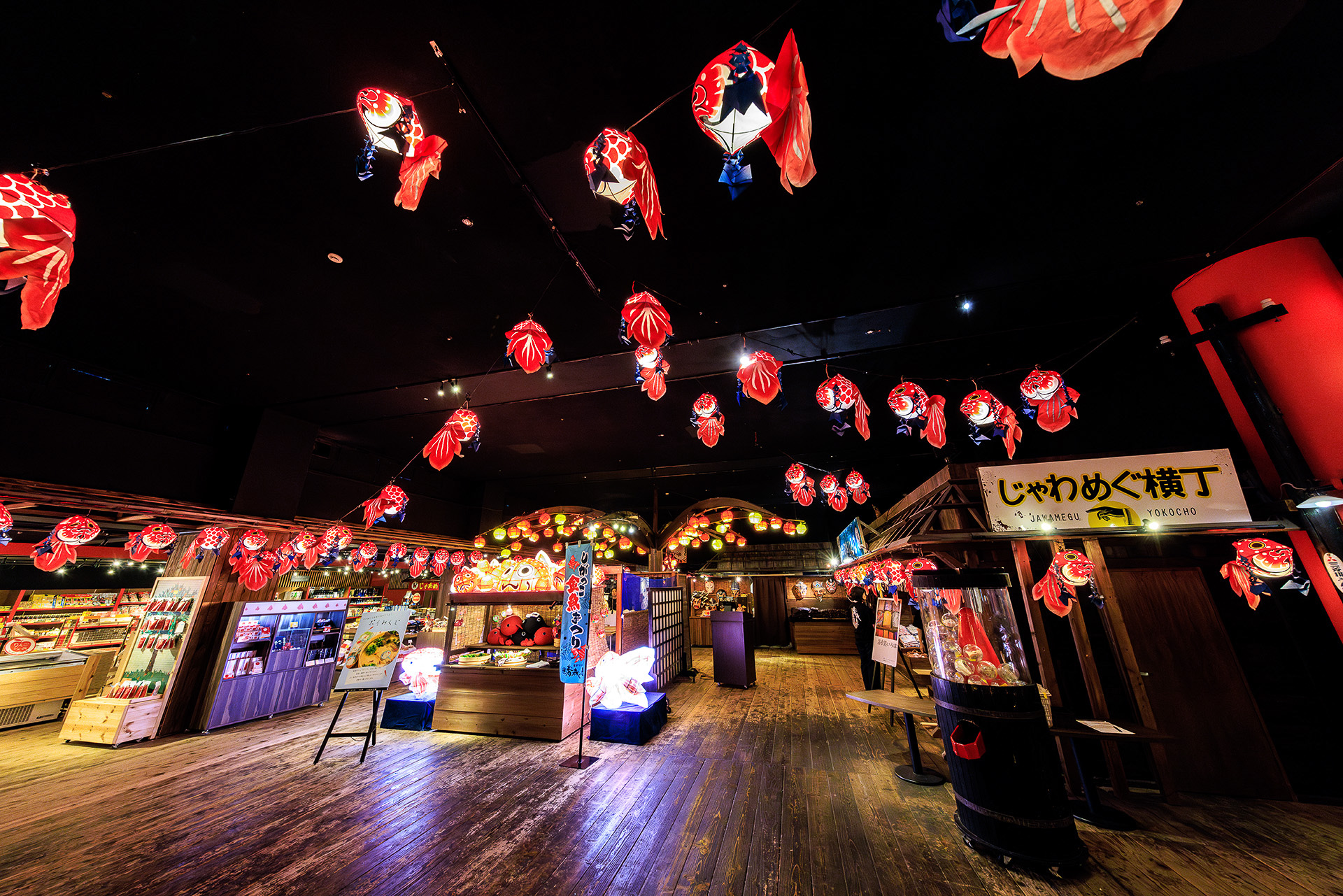 夏祭り会場らしい飾り付けが行なわれたじゃわめぐ広場