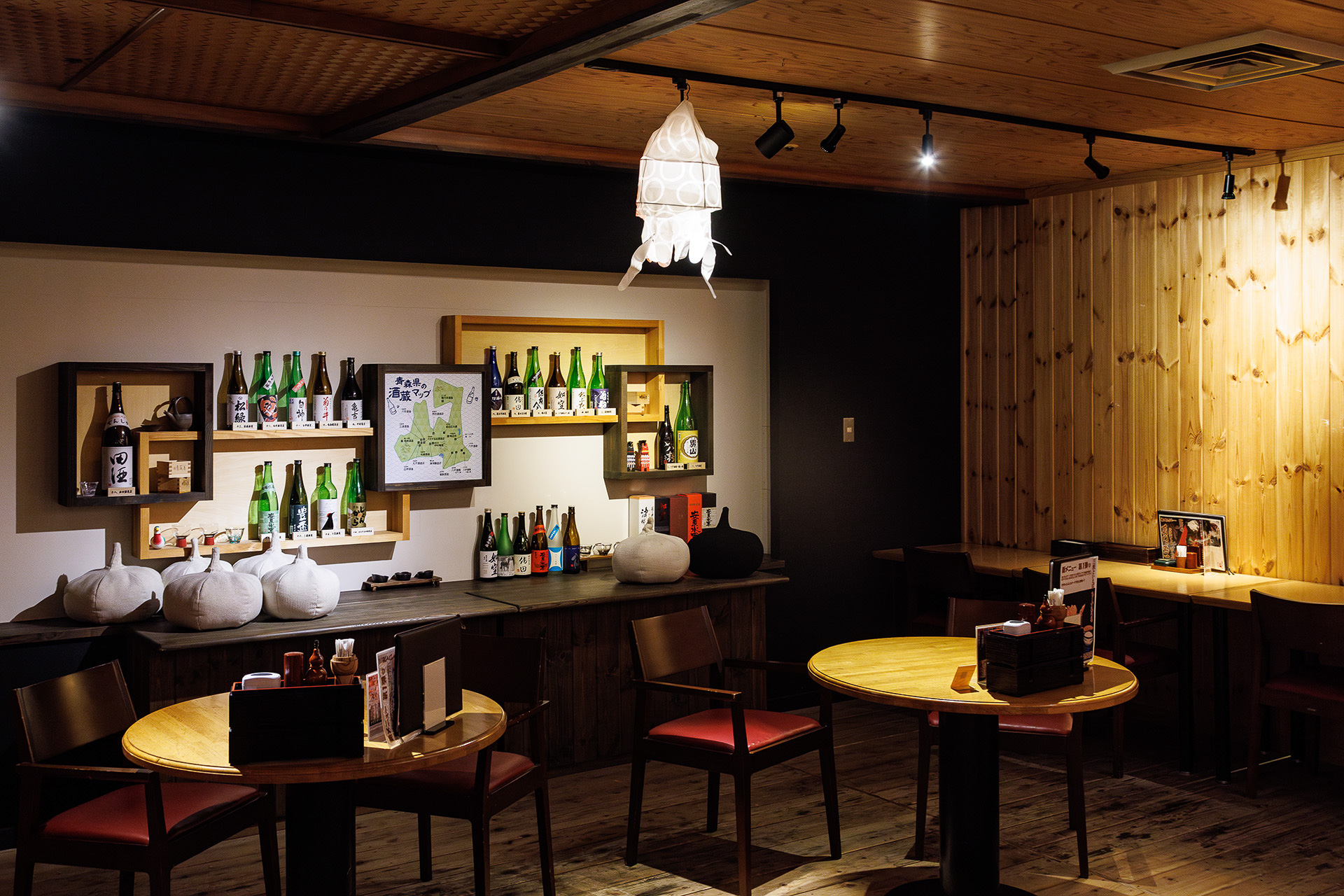 イカの照明やにんにくのクッションがかわいい