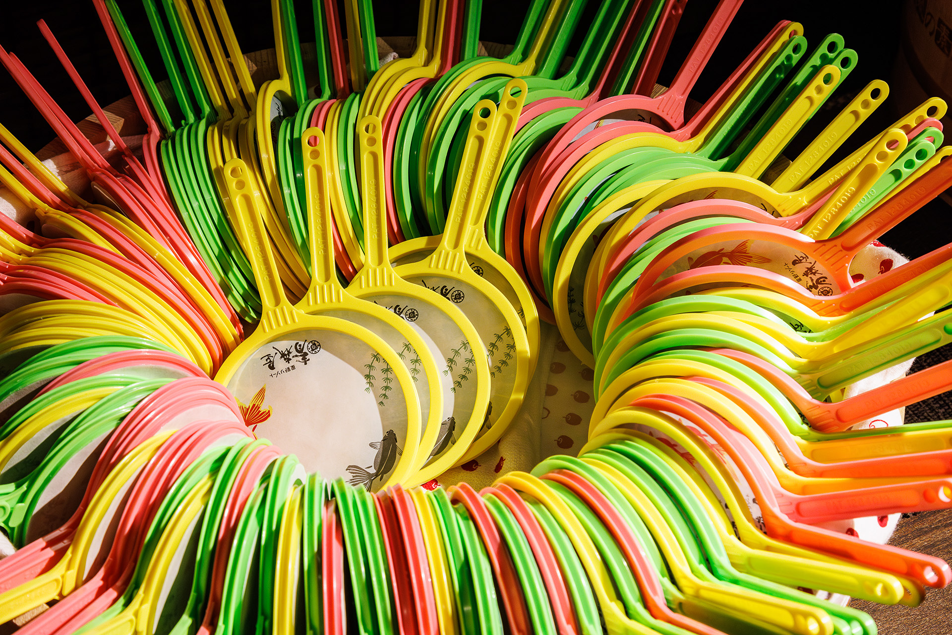 金魚すくいで使う「ポイ」の形をしたおみくじも。こちらの提供時間は15時から20時まで。料金は1本550円