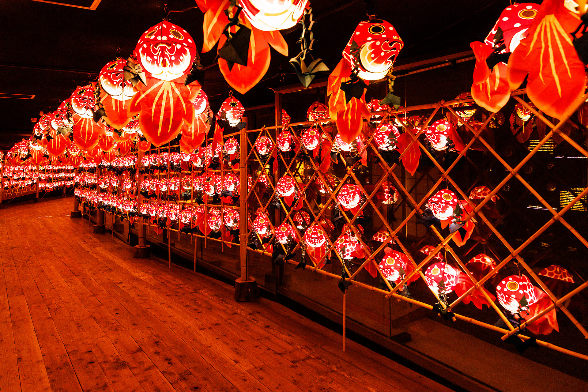 じゃわめぐ広場と西館をつなぐ通路は金魚ねぷたで埋め尽くされる。青森屋オリジナルのデザインでその数はなんと350個！