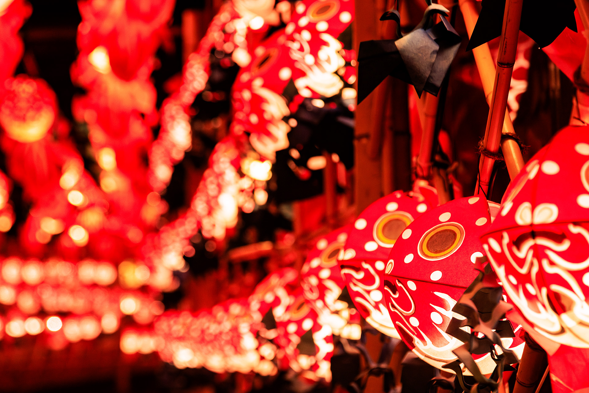 じゃわめぐ広場と西館をつなぐ通路は金魚ねぷたで埋め尽くされる。青森屋オリジナルのデザインでその数はなんと350個！