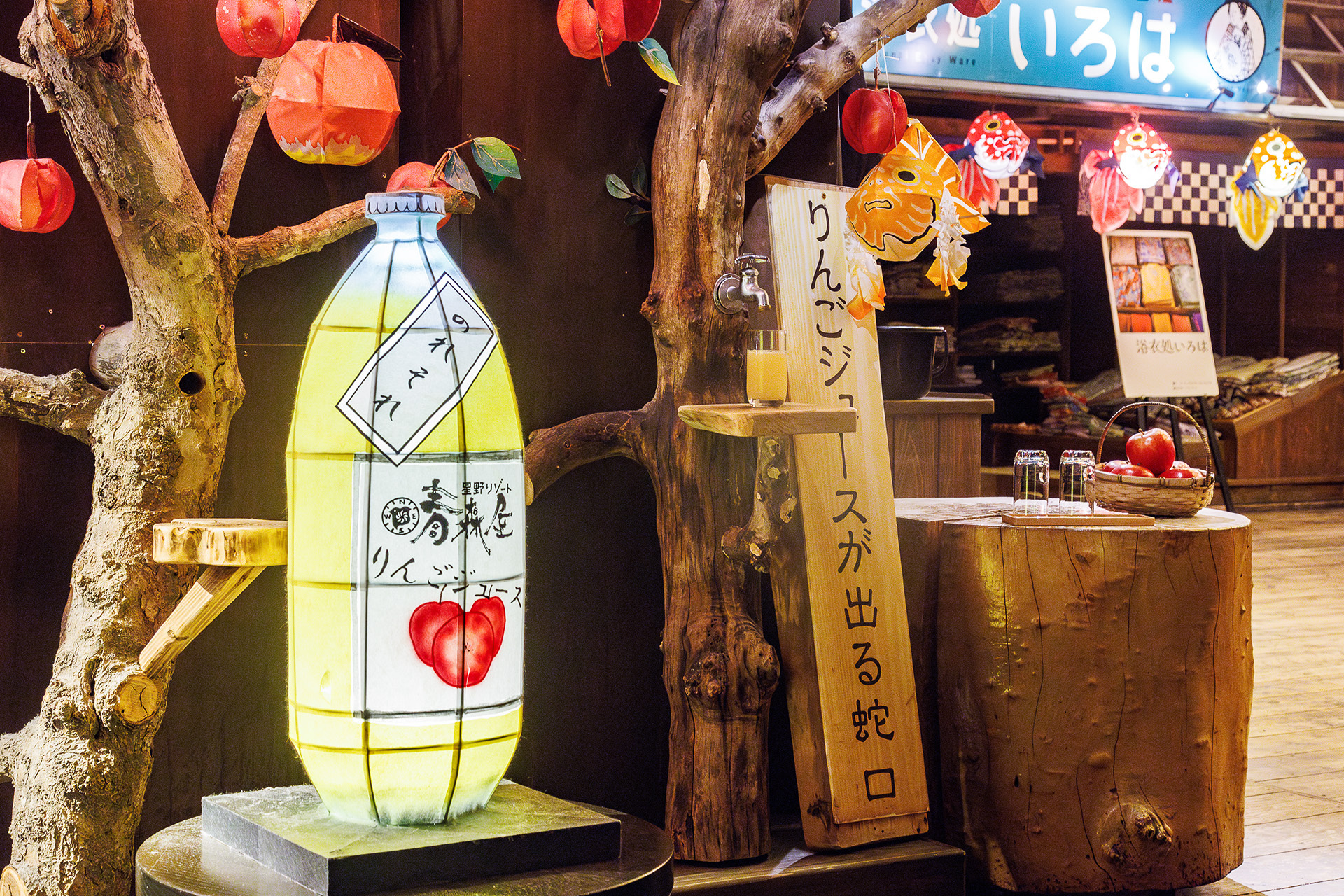 全国にはいろいろな蛇口が登場しているけれど、ここ青森はもちろんりんジュース。提供時間は15時から20時まで