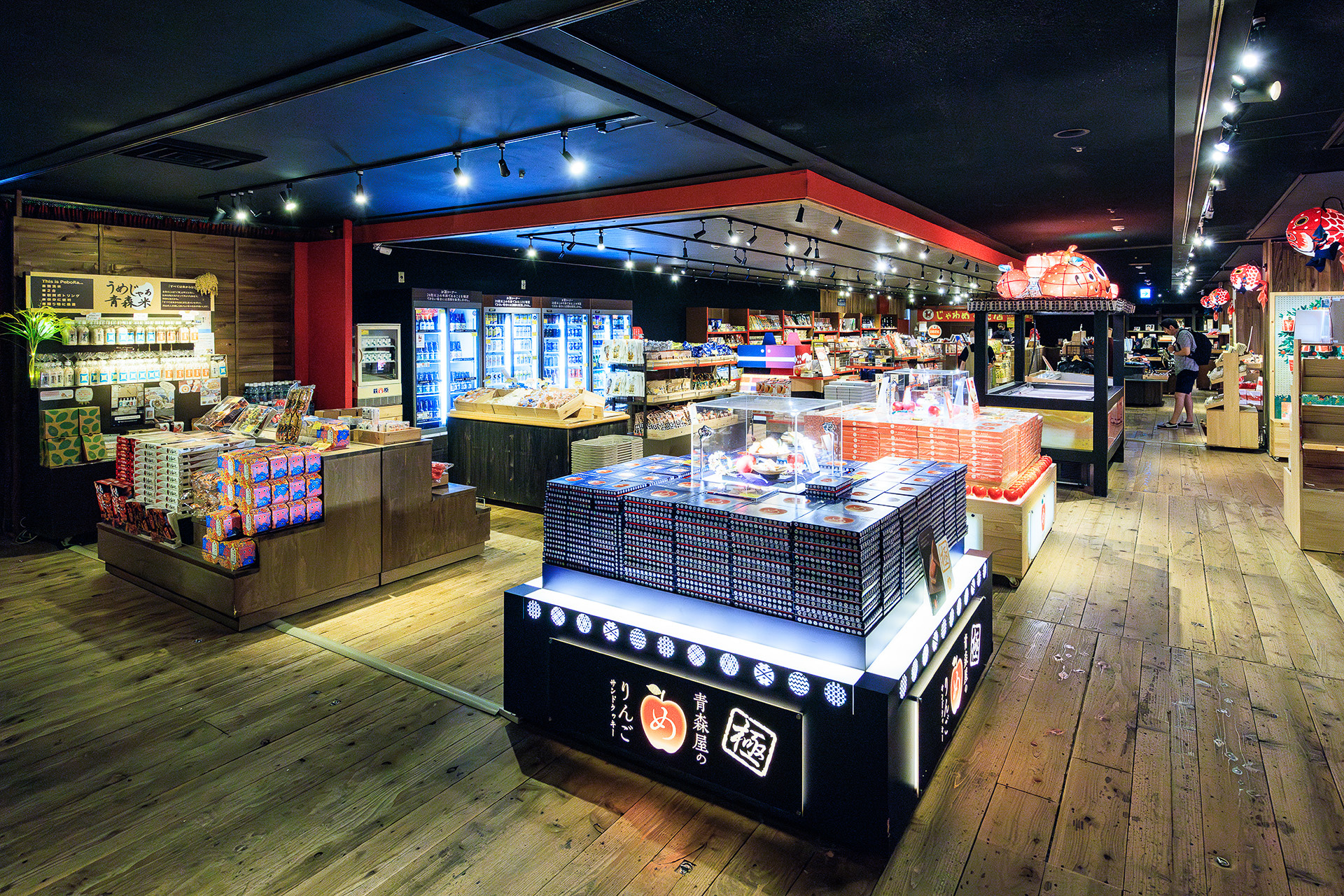 さまざまな青森アイテムを購入できる売店