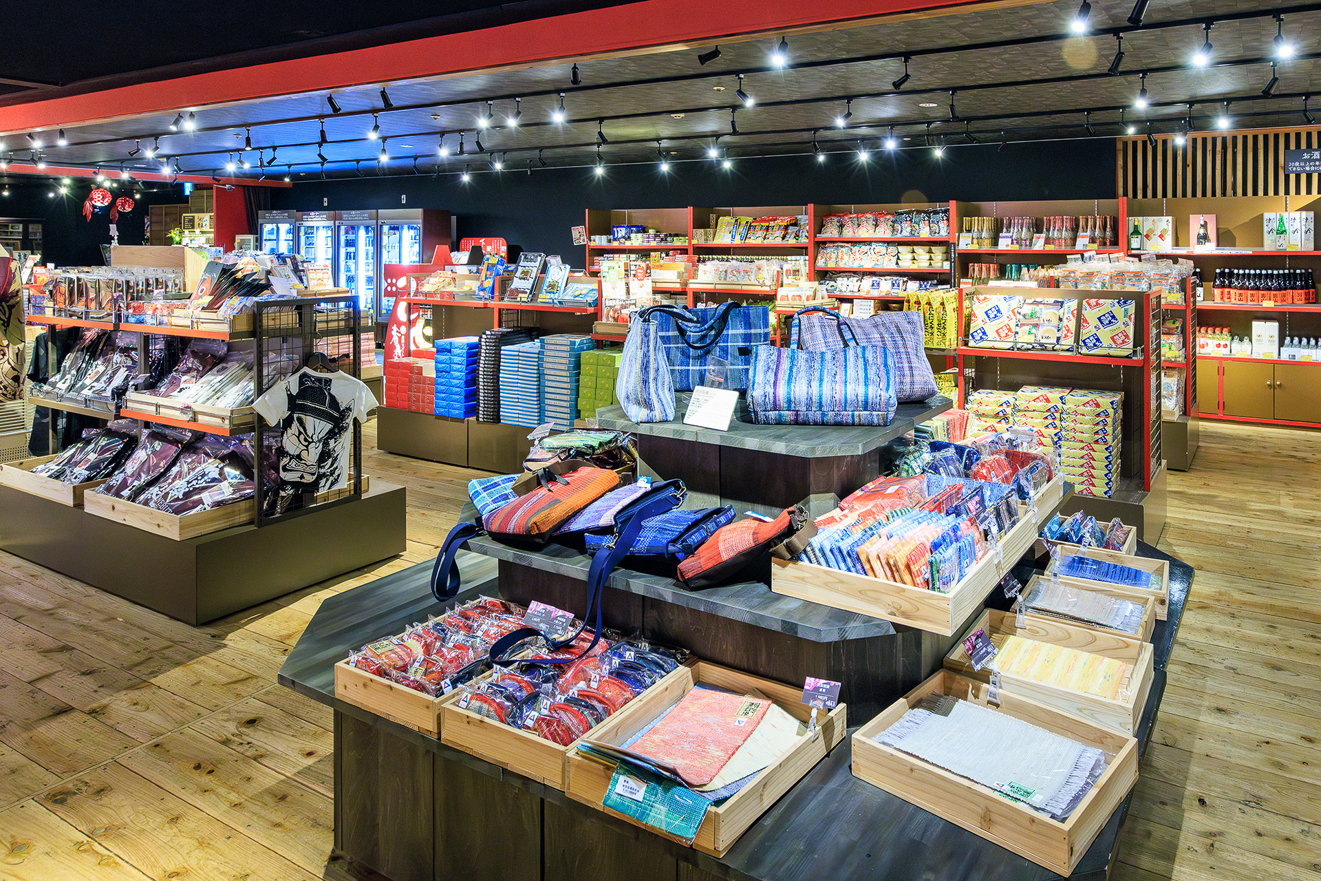 アパレルからお菓子まで豊富な品揃えだ