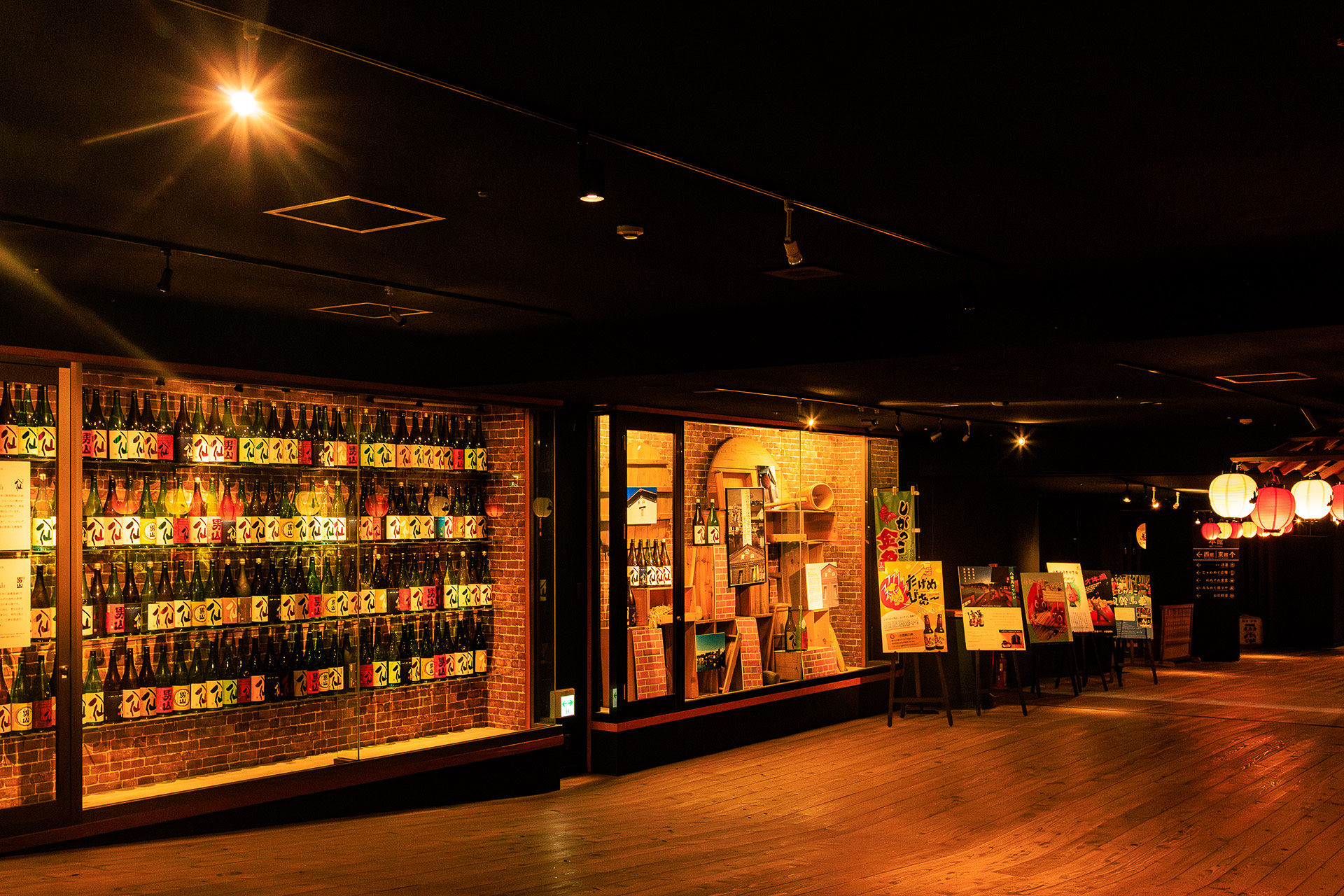 通路には日本酒の展示なども