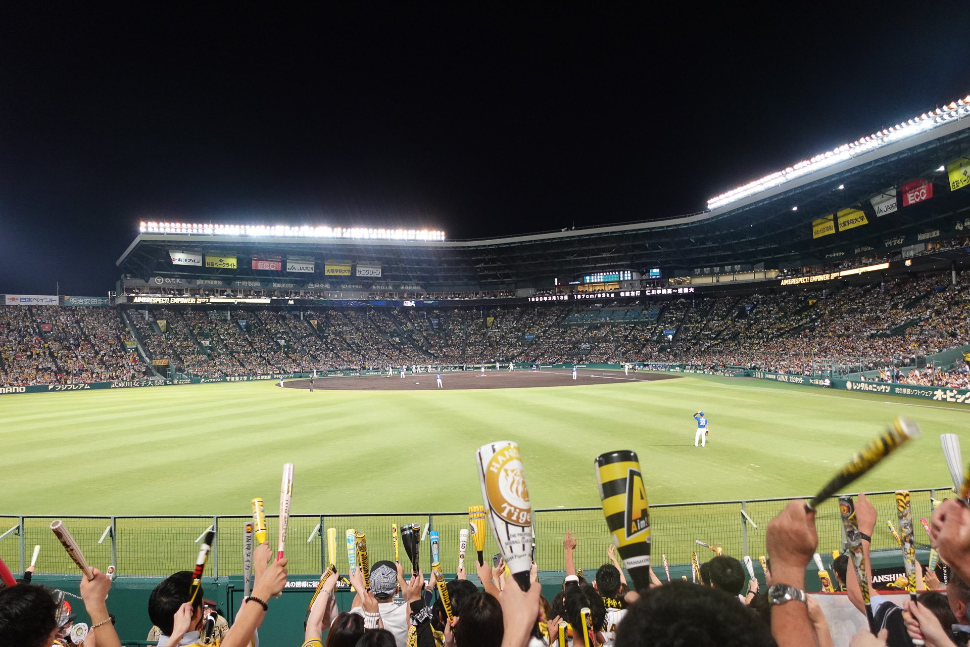 阪神タイガース戦での甲子園球場のグラウンド。佐藤輝明選手のヒットが出たところだ