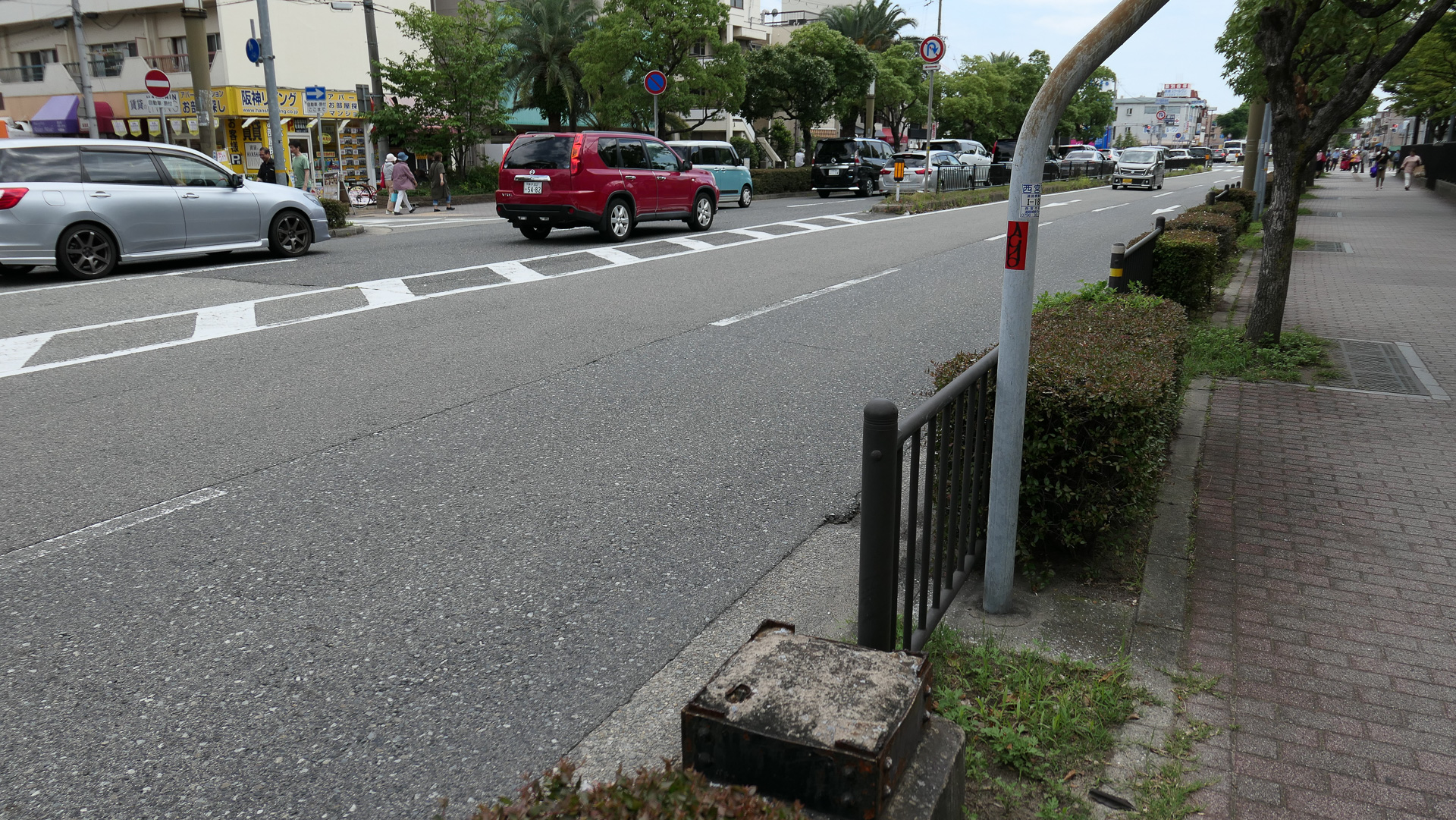 甲子園球場の東側には、路面電車の架線柱が根元だけ残っている