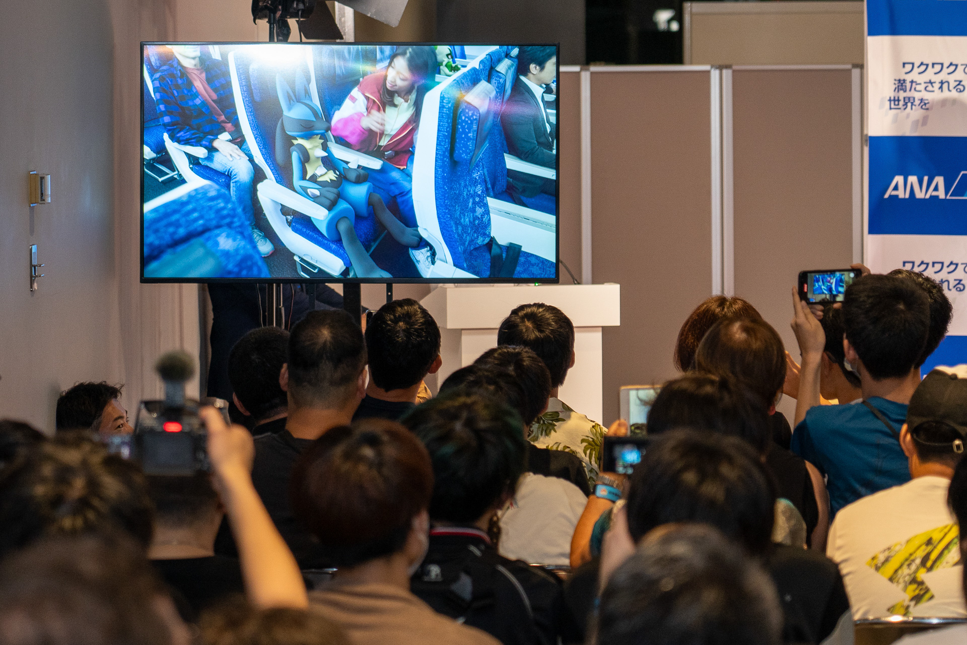 出発式会場で上映されたビデオは短縮版。選手団はこのあとホノルル行きの機内でじっくりと通常バージョンを観たはずだ