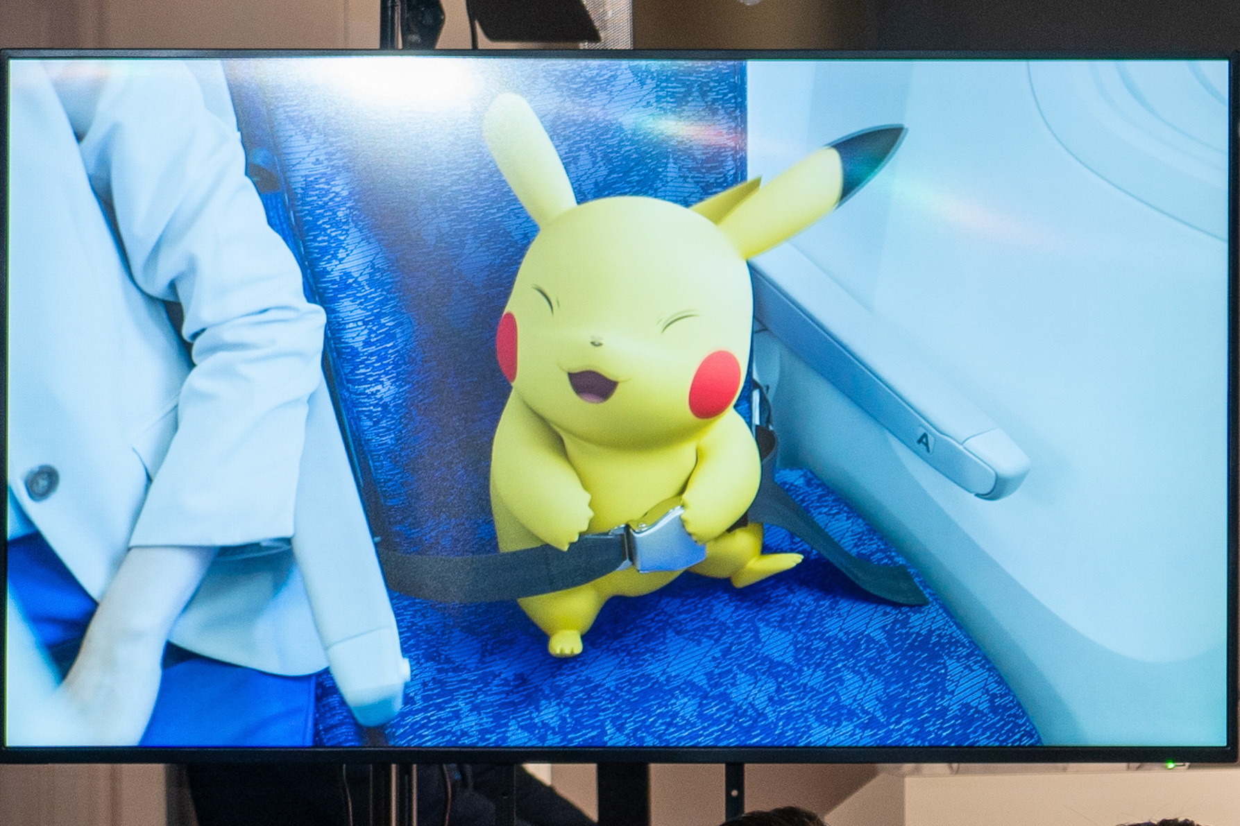 こちらは降機ビデオ。空港で迷子になってしまうピカチュウがANAスタッフの連携プレーで無事見つかるというストーリー