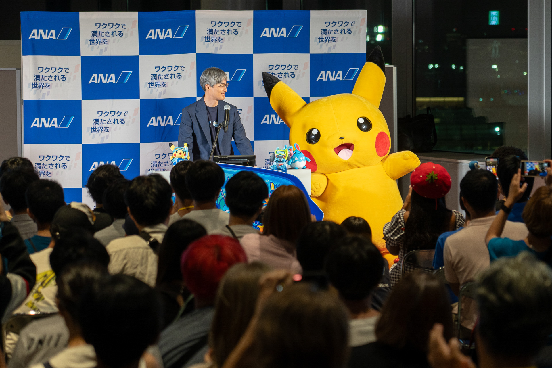 「世界中の国の仲間と絆を結んできてほしい」と応援コメントを述べた株式会社ポケモンの宇都宮崇人COO。ピカチュウも登場！