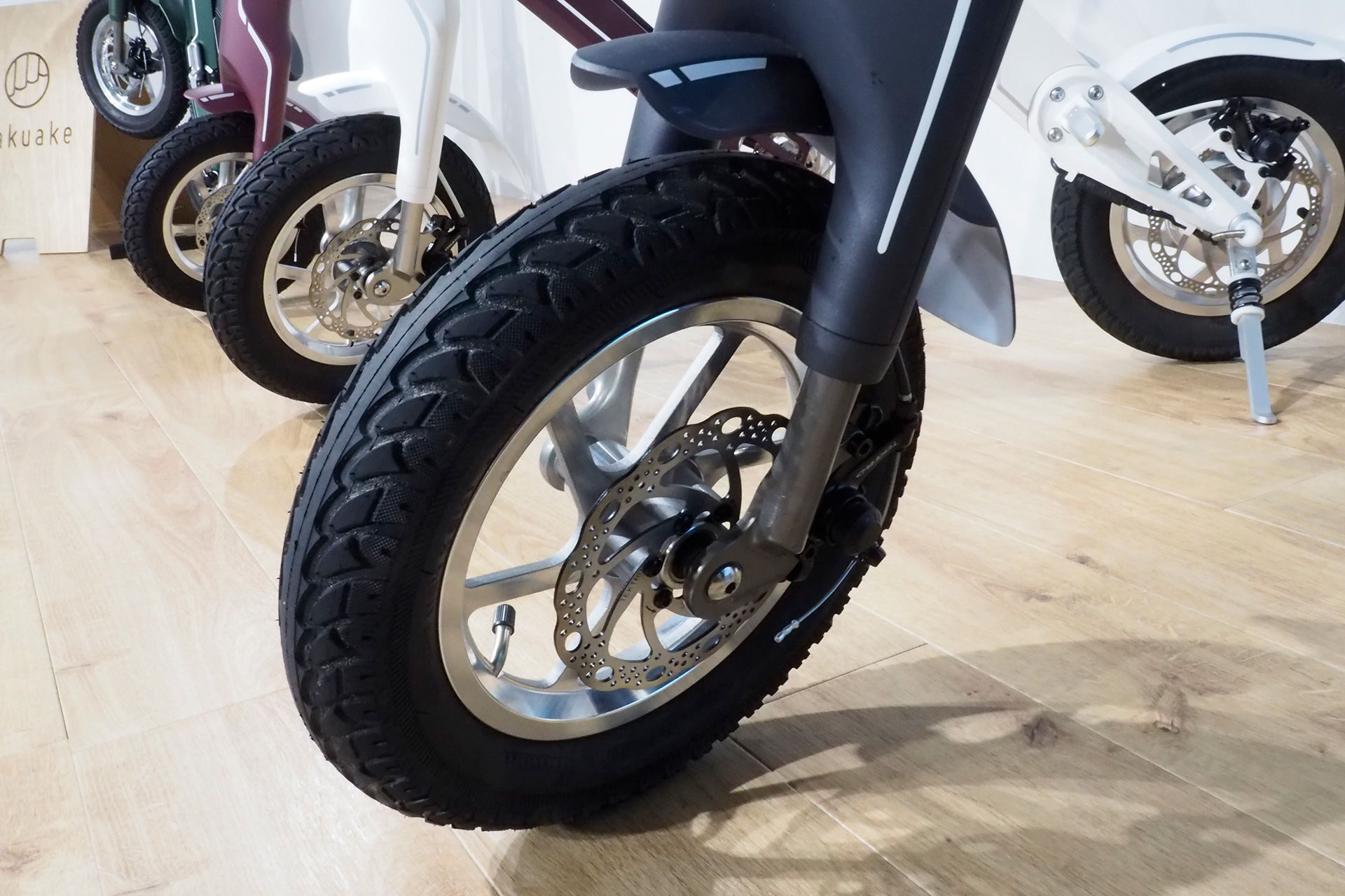 タイヤは一般的なキックボードタイプより大きめ