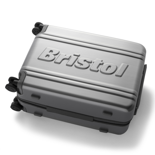 ダブルリブと「F.C.Real Bristol」のロゴをプレス