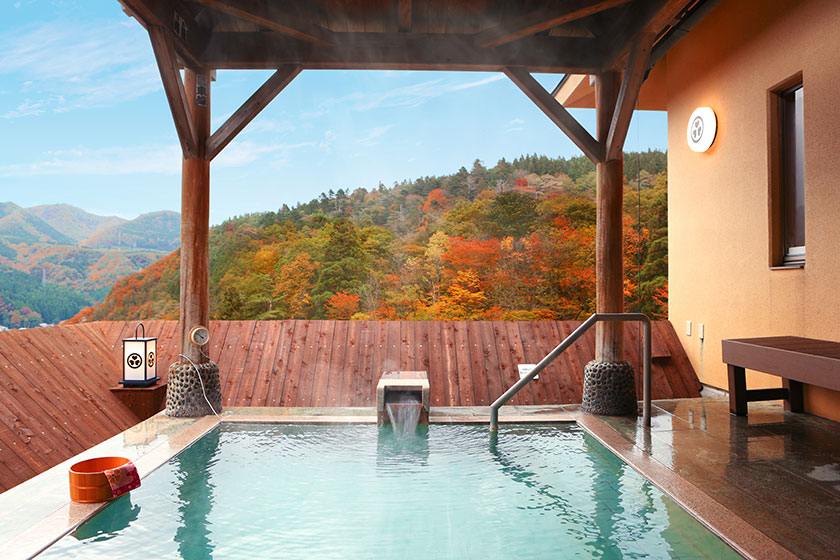 鳴子の自然を眺めるますやの露天風呂