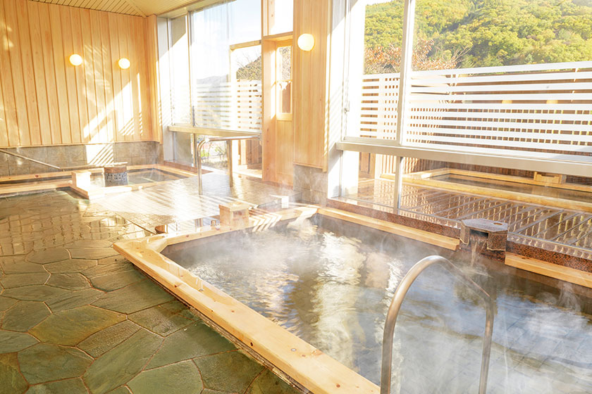 鹿教湯 桜館には露天風呂・内湯・立湯がある