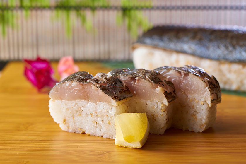 シャリに胡麻もまぶした焼き鯖棒寿司（あわら）
