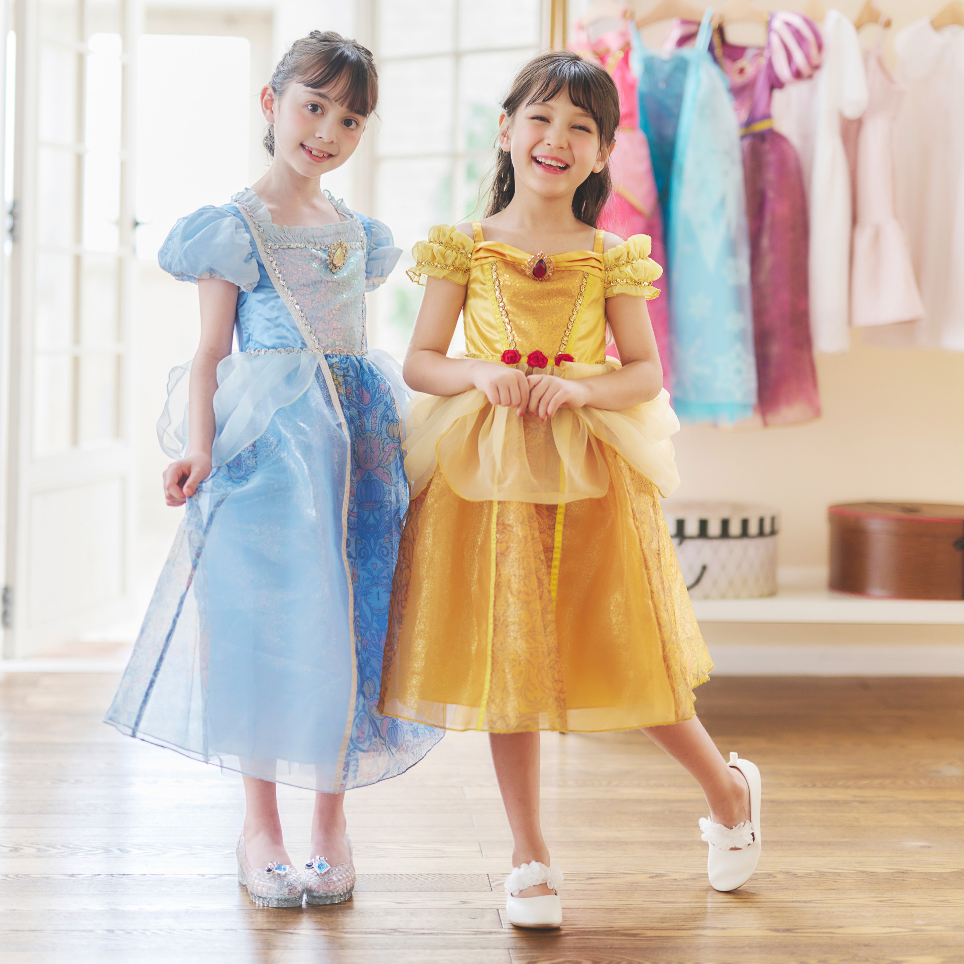 ドレスに加え、アクセサリーやティアラ風のカチューシャも同時発売